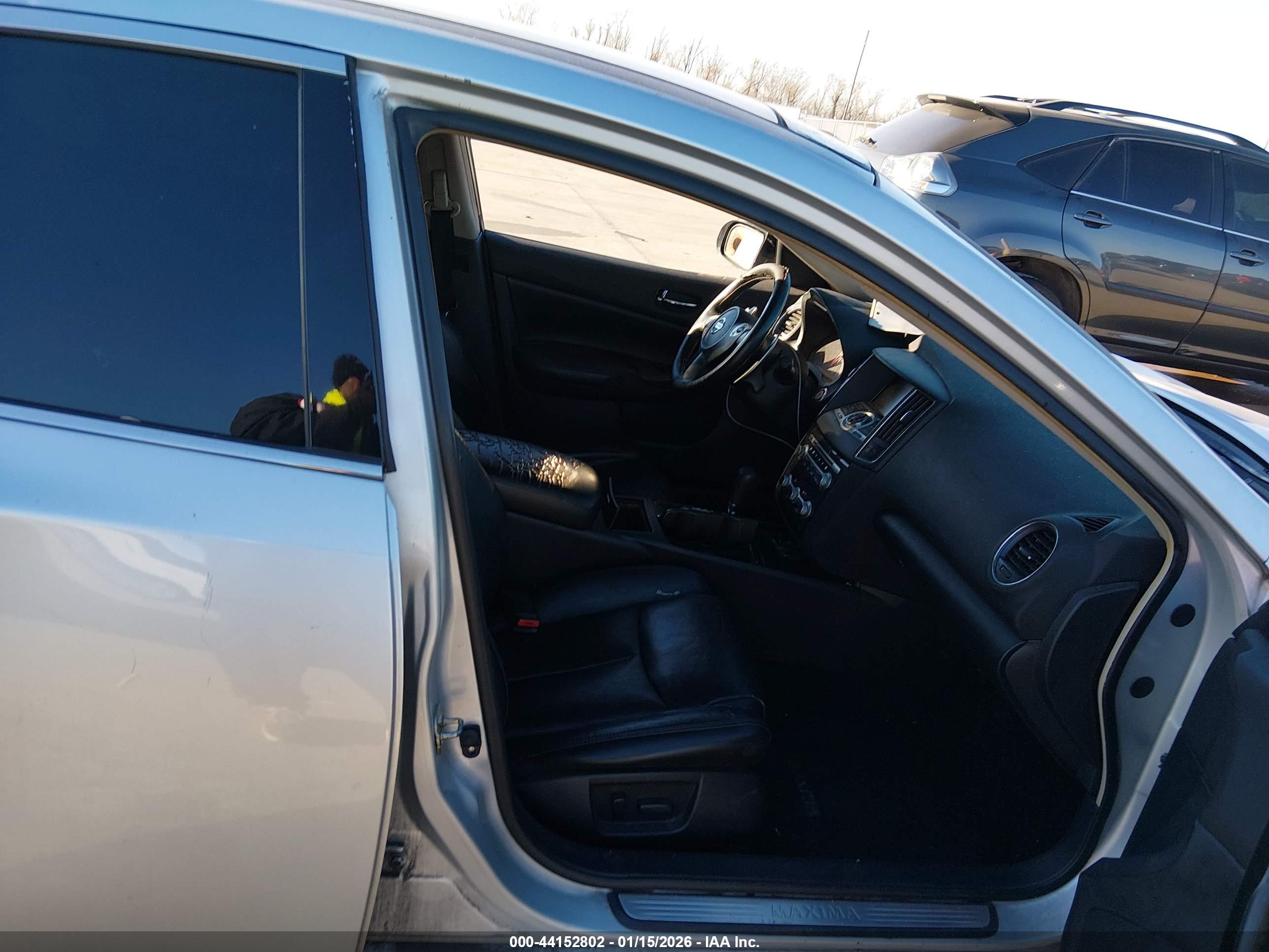 NISSAN MAXIMA image 5