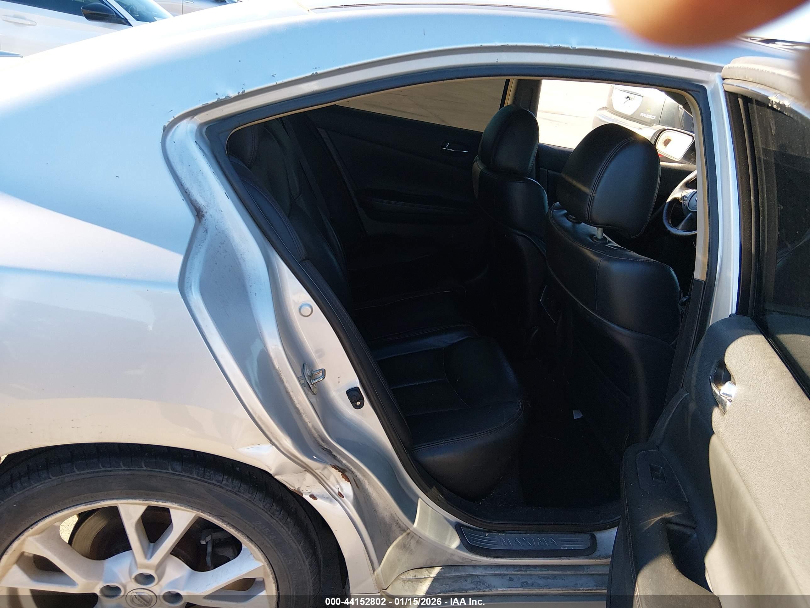 NISSAN MAXIMA image 8