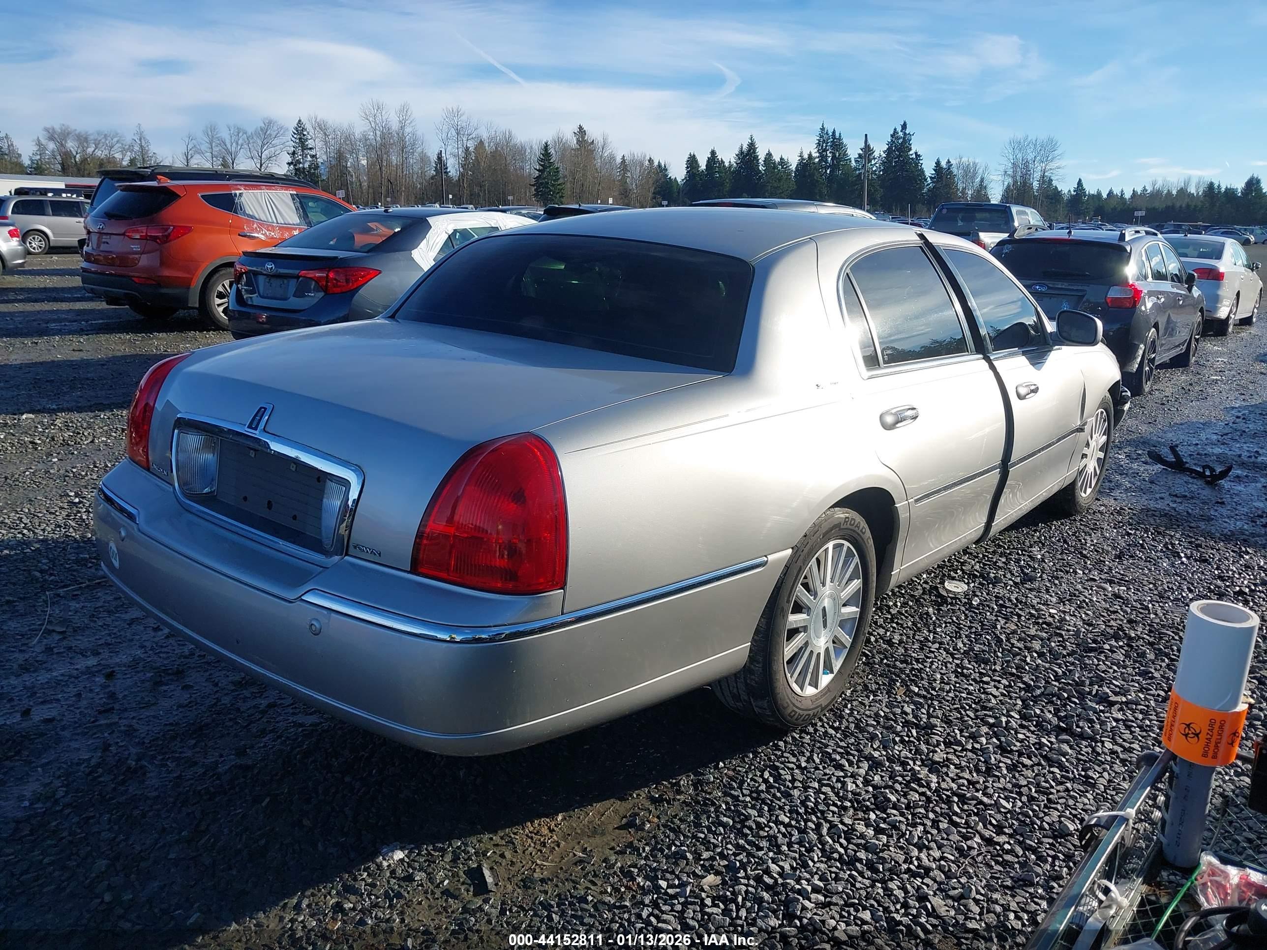 LINCOLN TOWN image 4