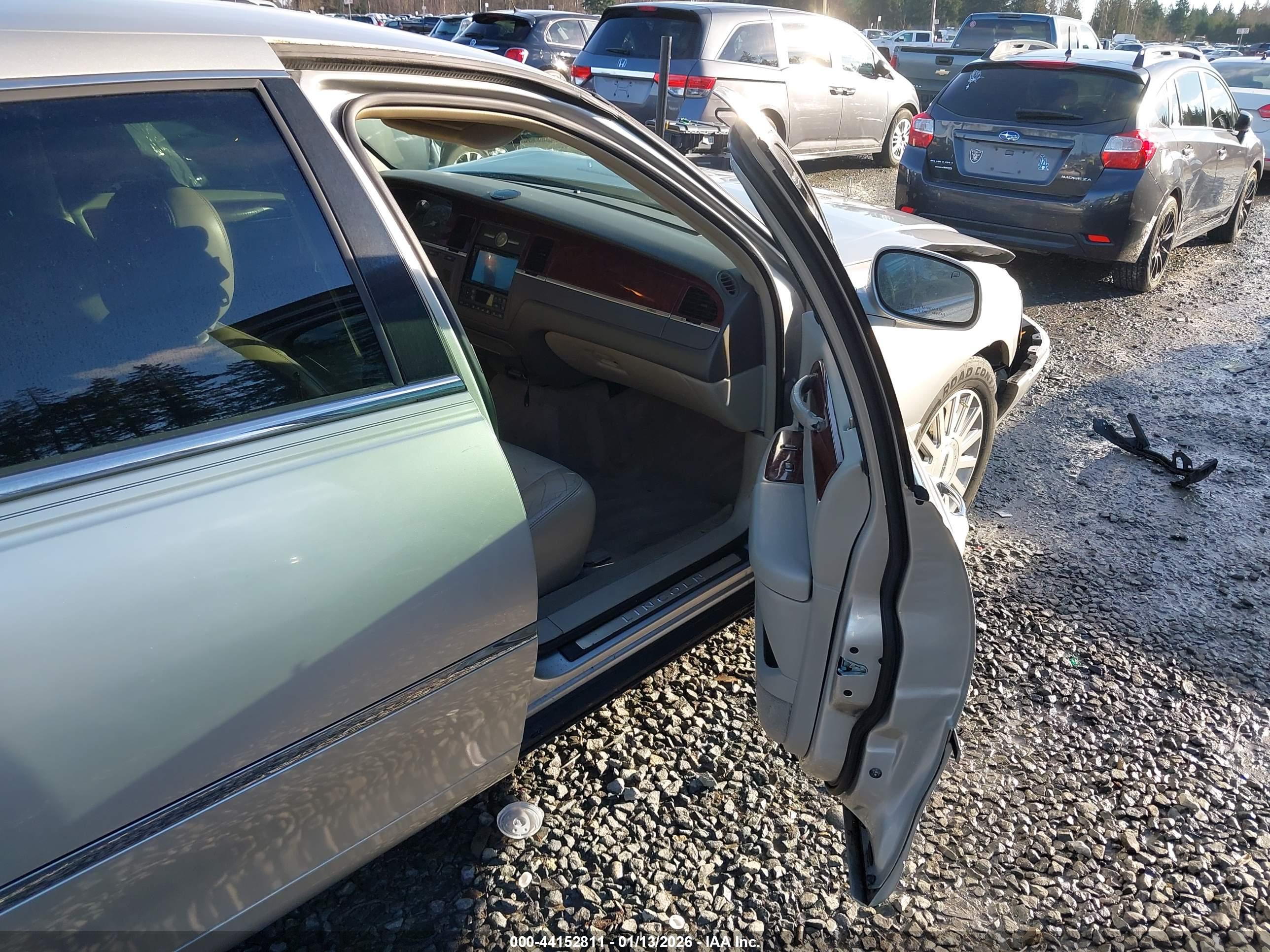 LINCOLN TOWN image 5