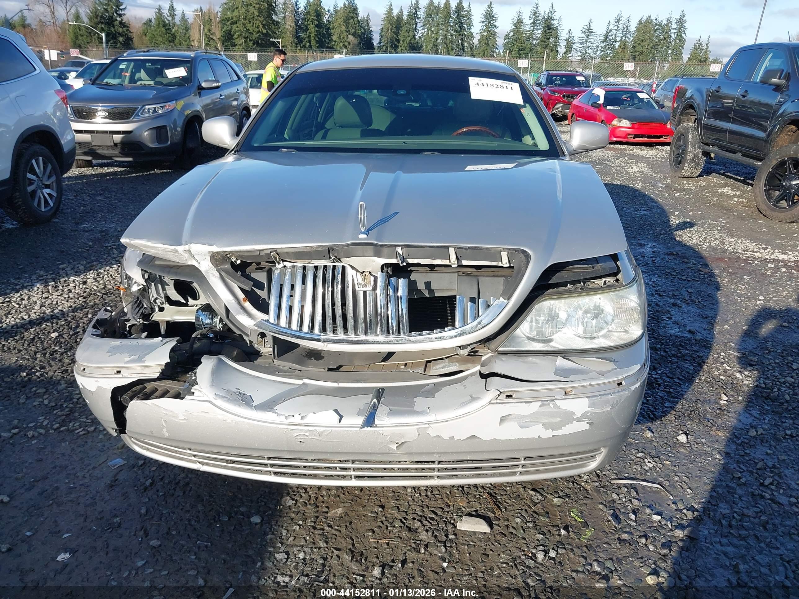 LINCOLN TOWN image 6
