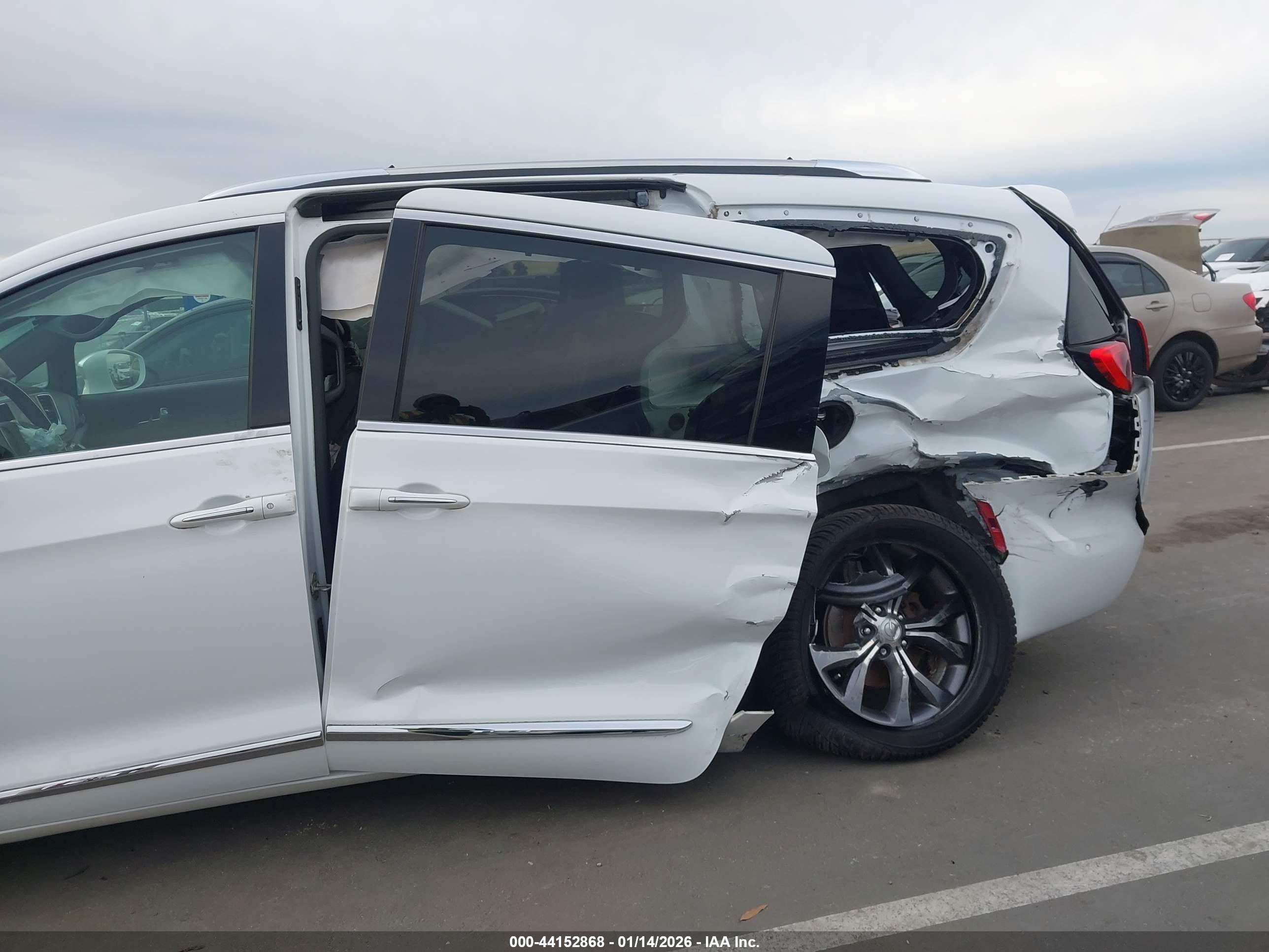 CHRYSLER PACIFICA image 6