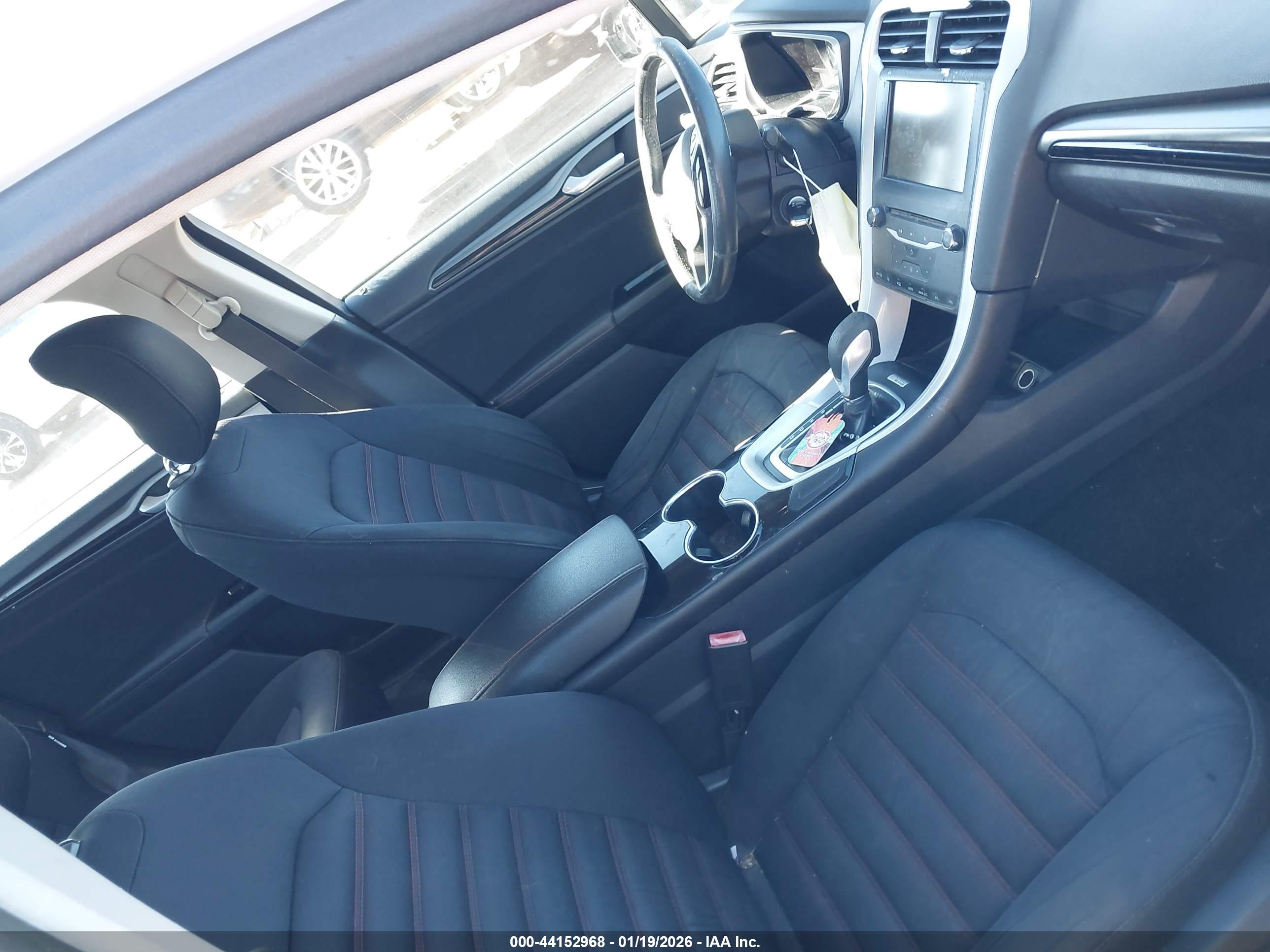 FORD FUSION image 5