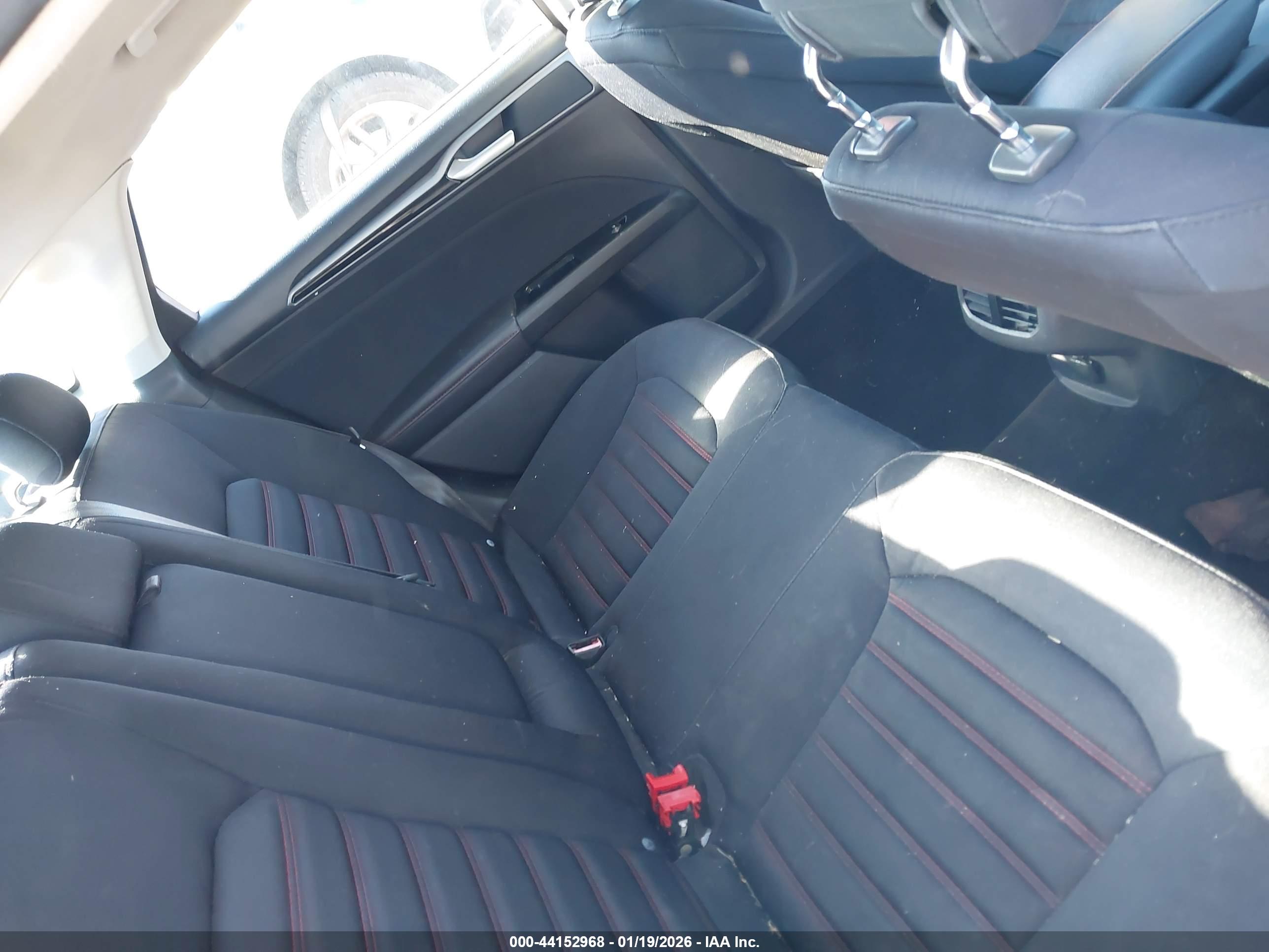 FORD FUSION image 8