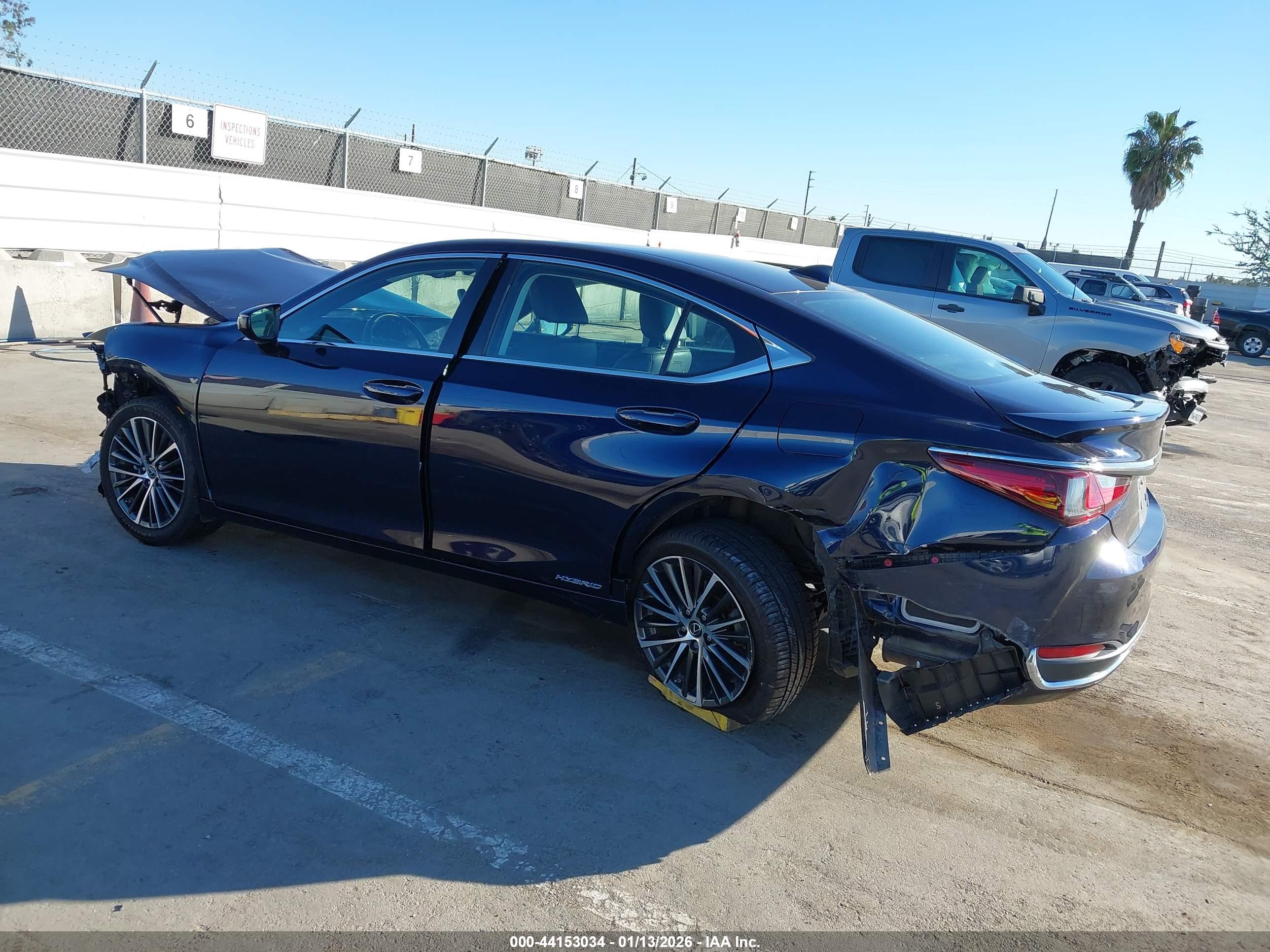 LEXUS ES image 3