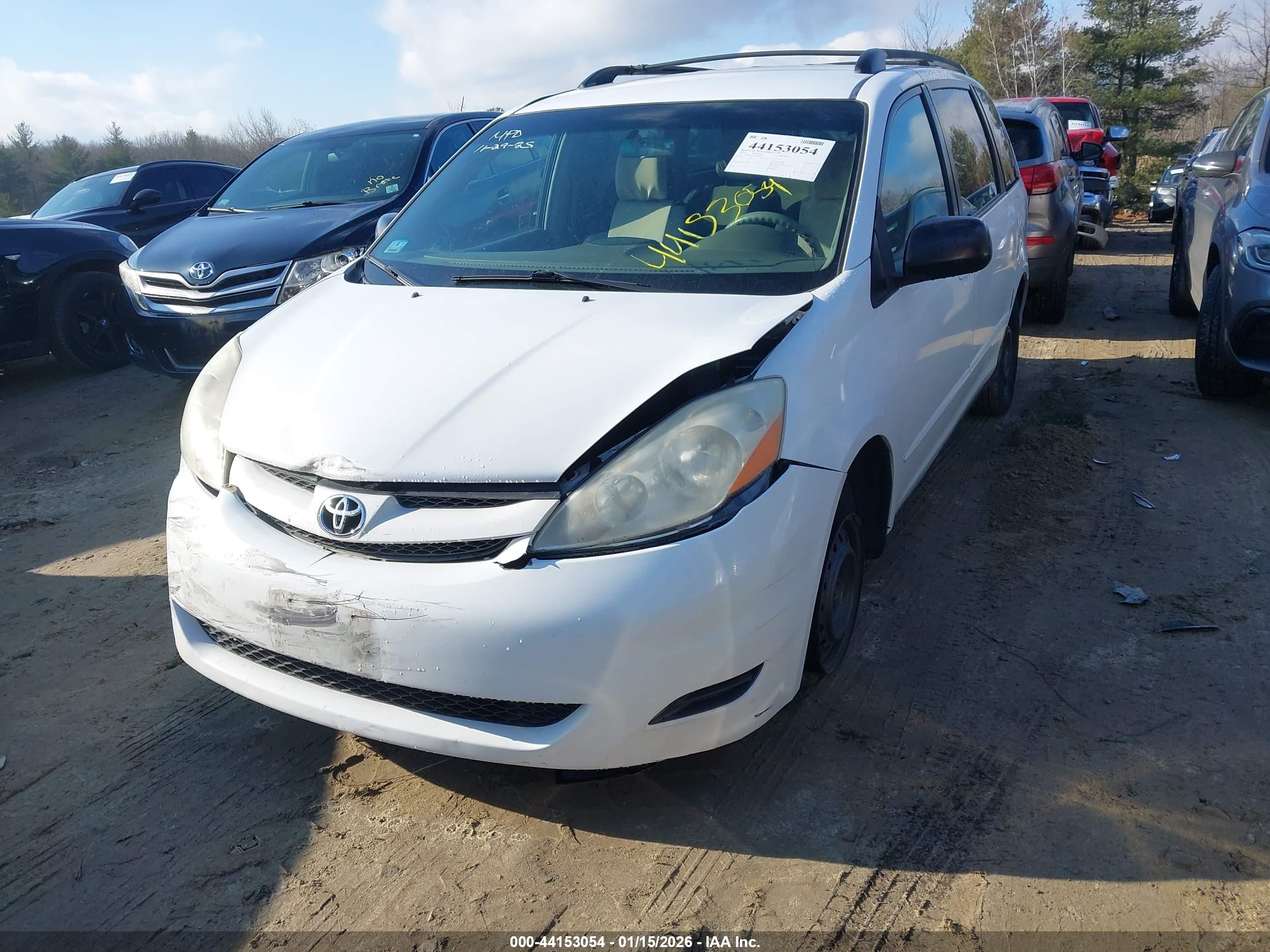 TOYOTA SIENNA image 2