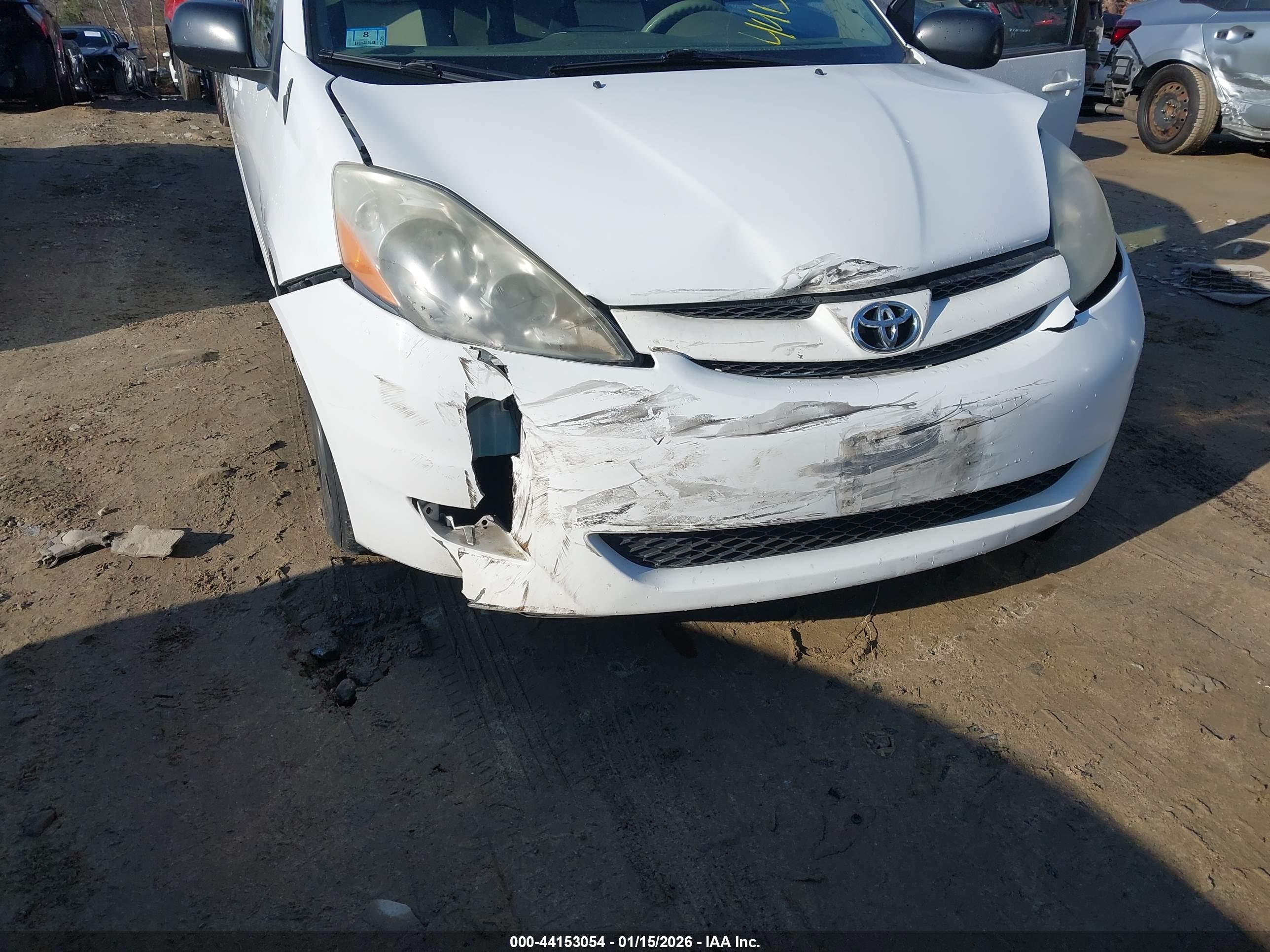 TOYOTA SIENNA image 6