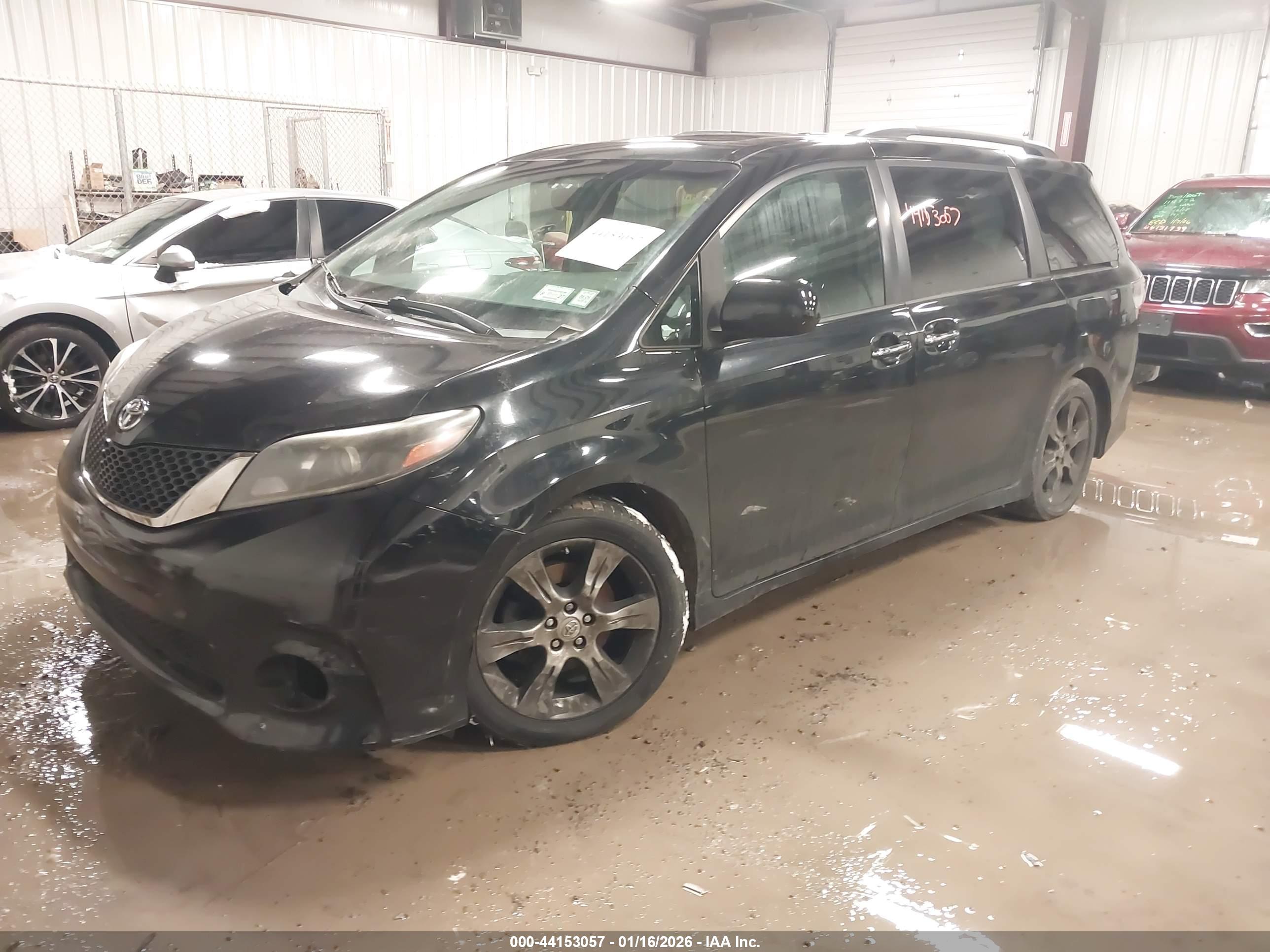 TOYOTA SIENNA image 2