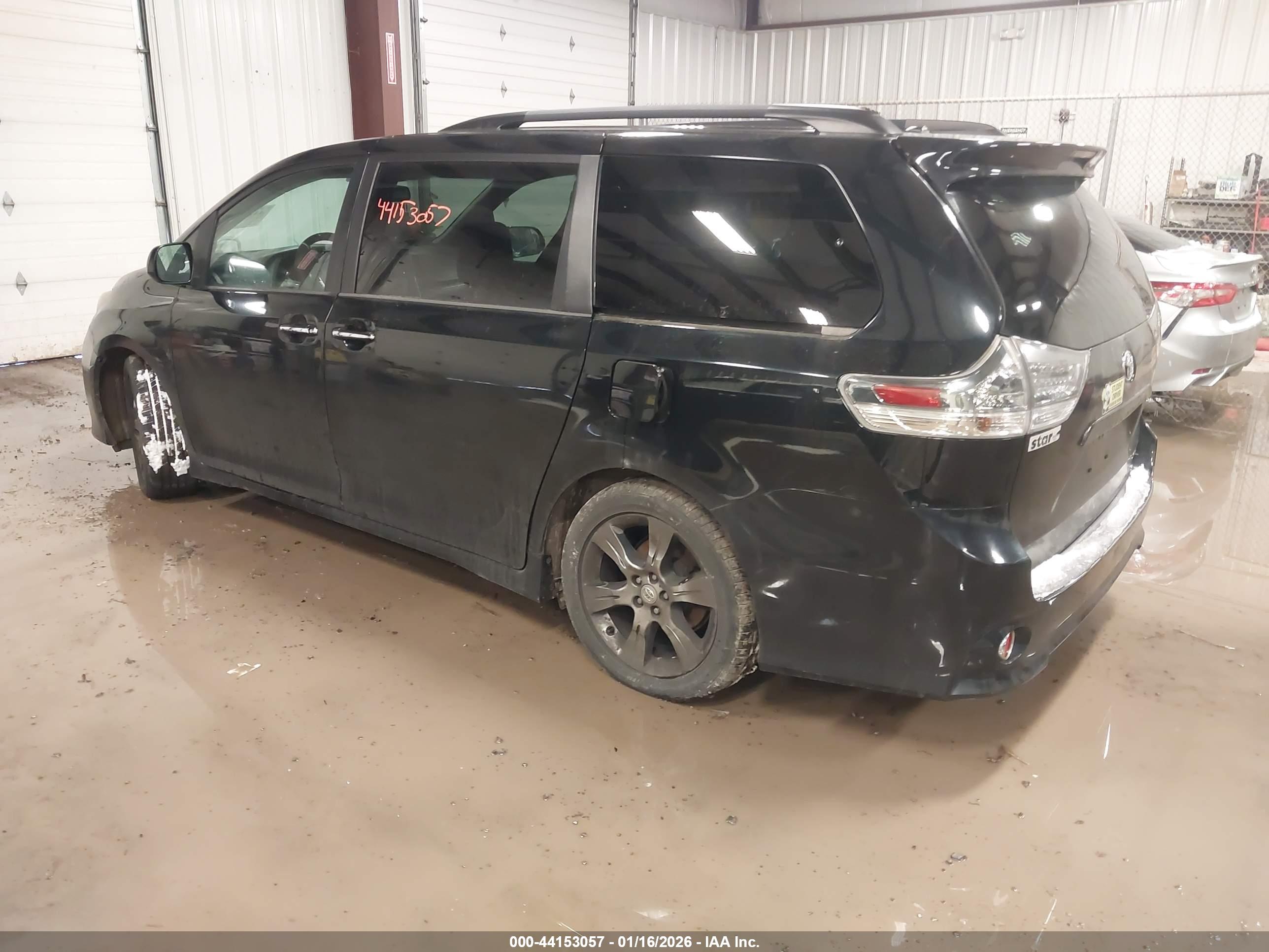 TOYOTA SIENNA image 3