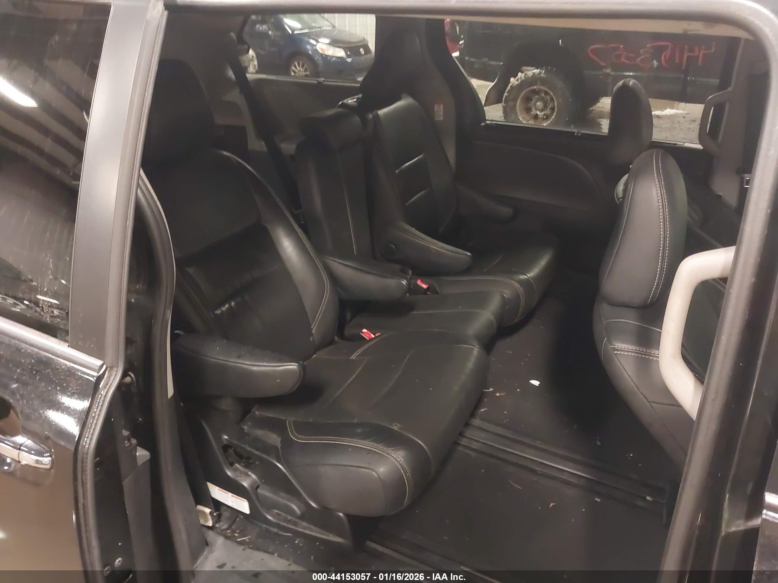 TOYOTA SIENNA image 8
