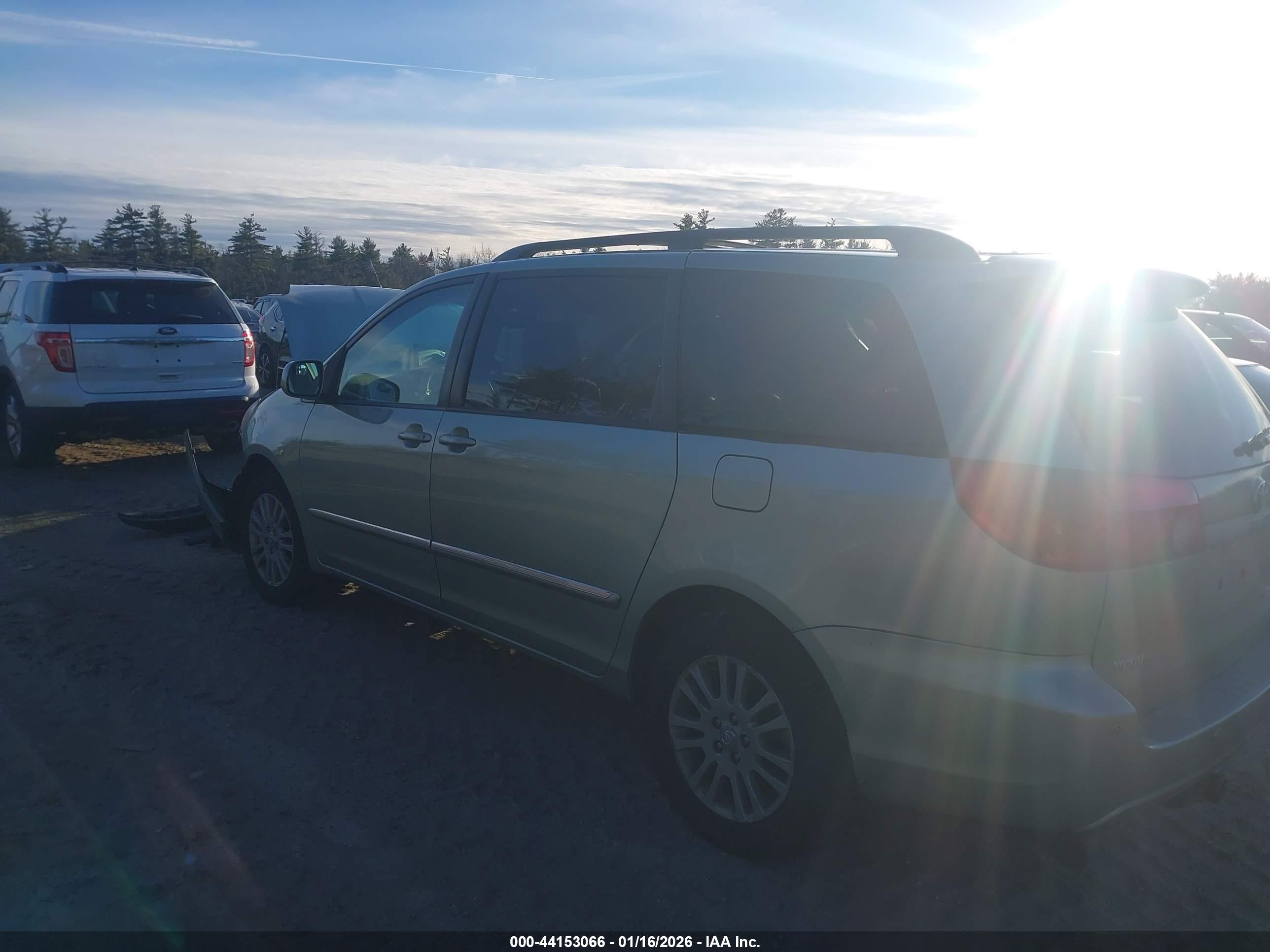 TOYOTA SIENNA image 3