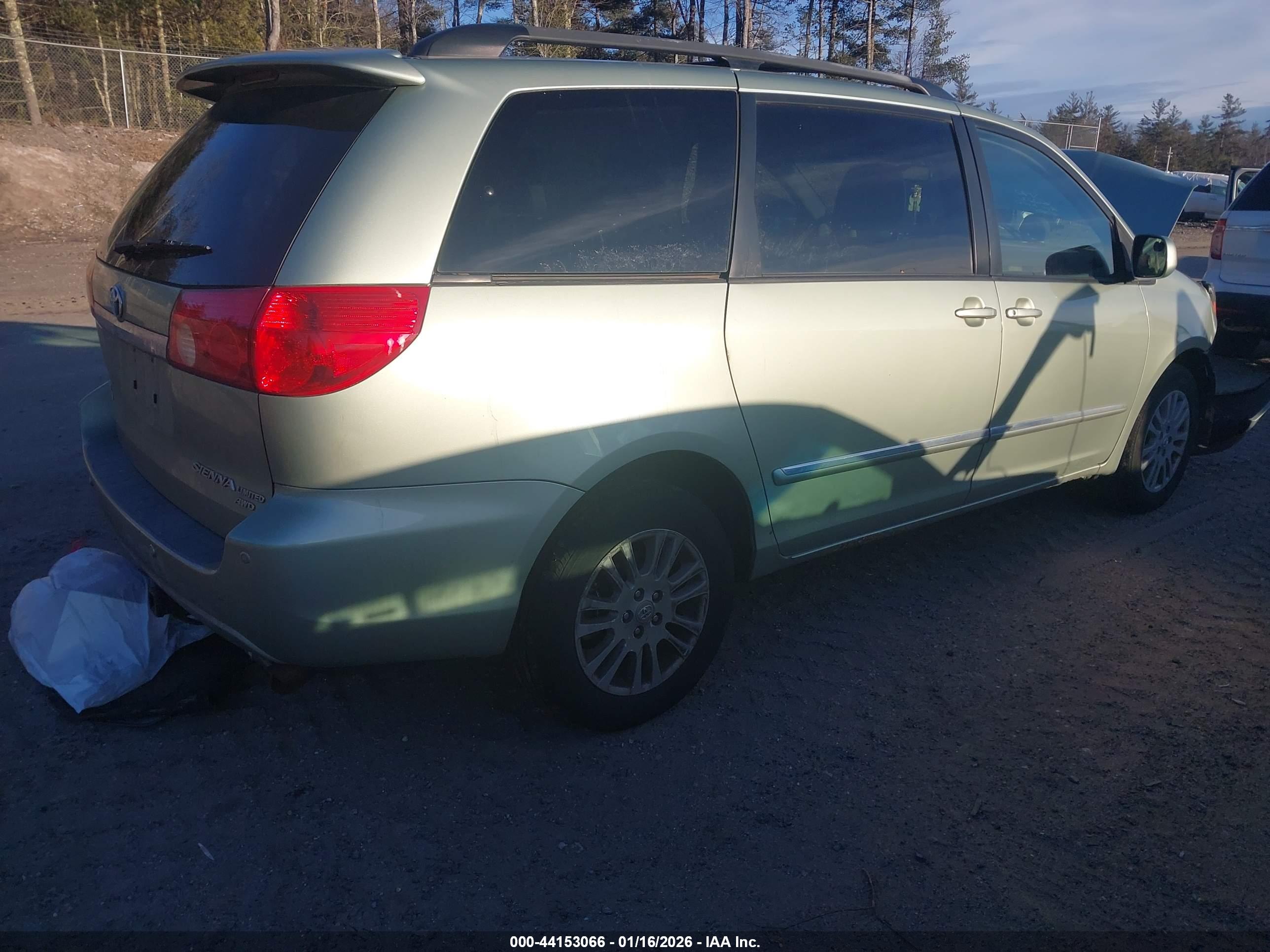 TOYOTA SIENNA image 4