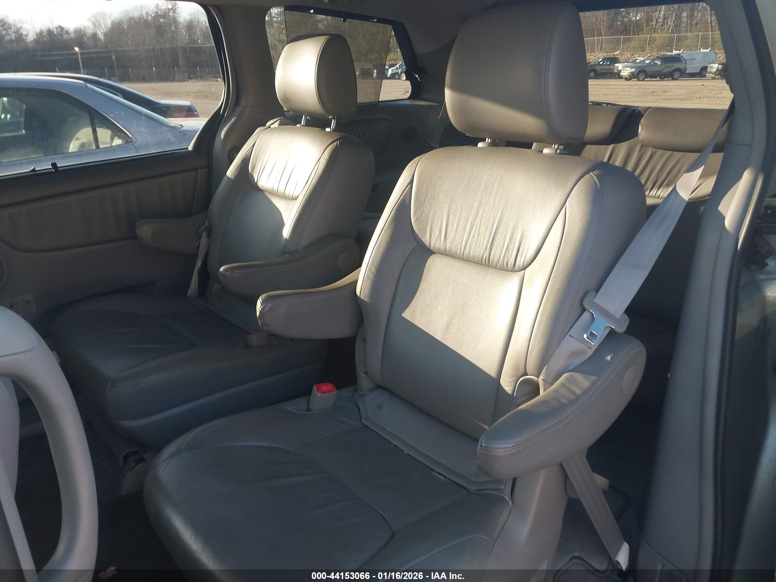 TOYOTA SIENNA image 8