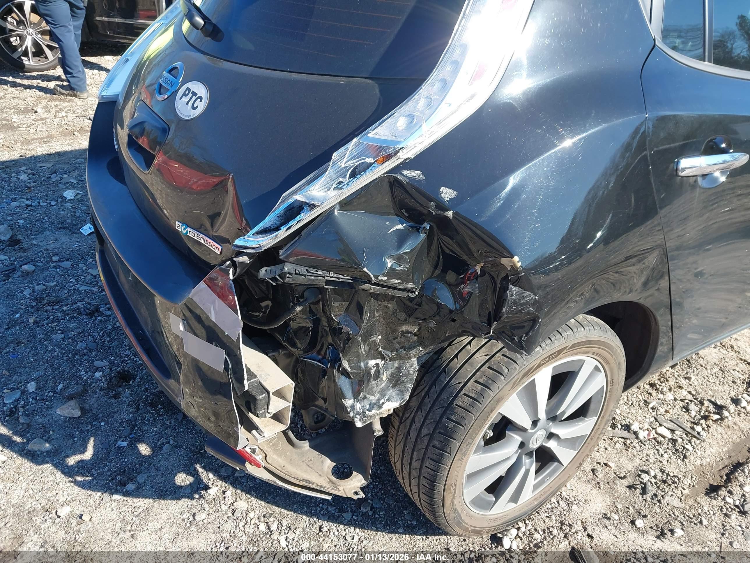 NISSAN LEAF image 6