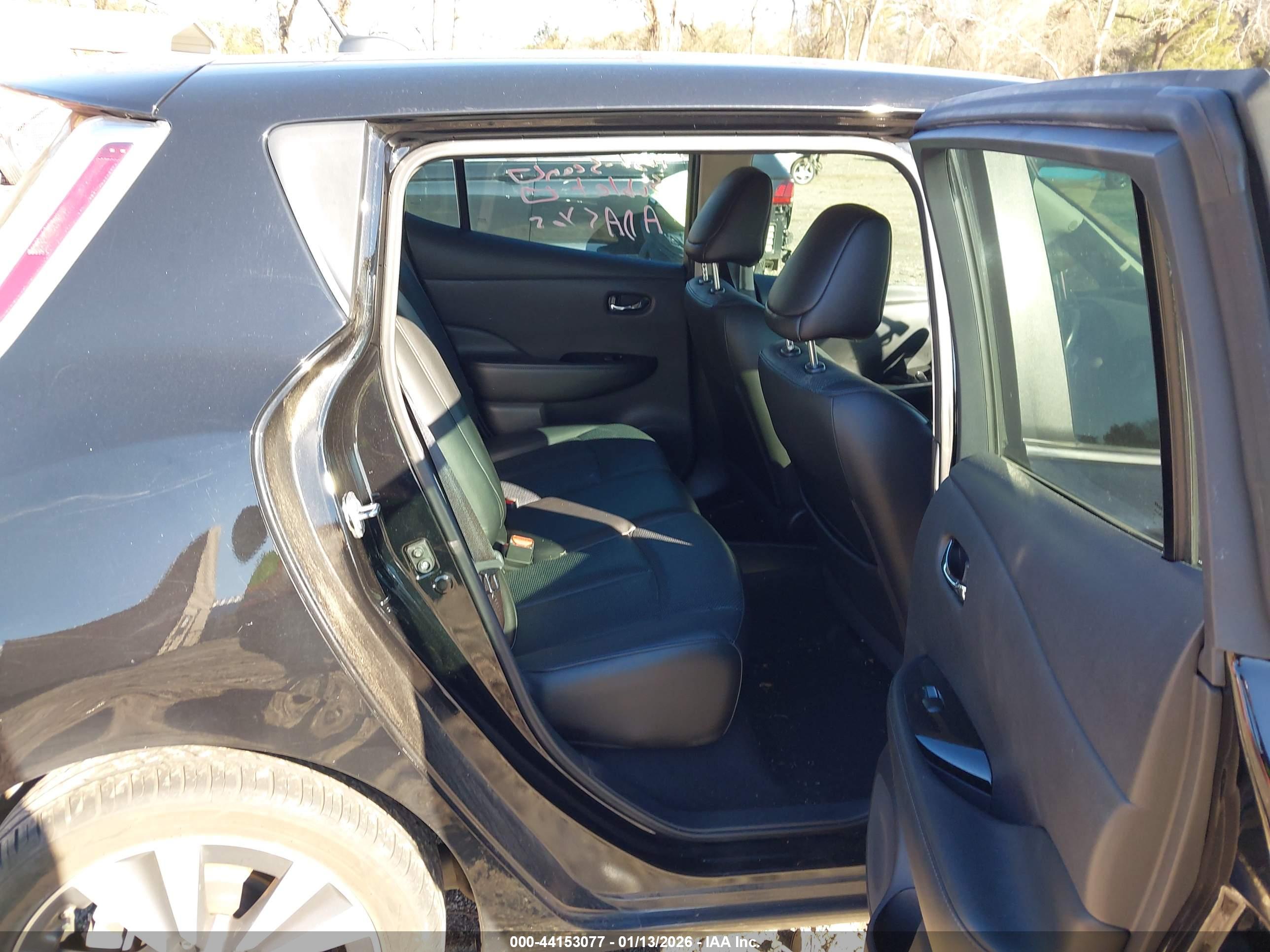 NISSAN LEAF image 8