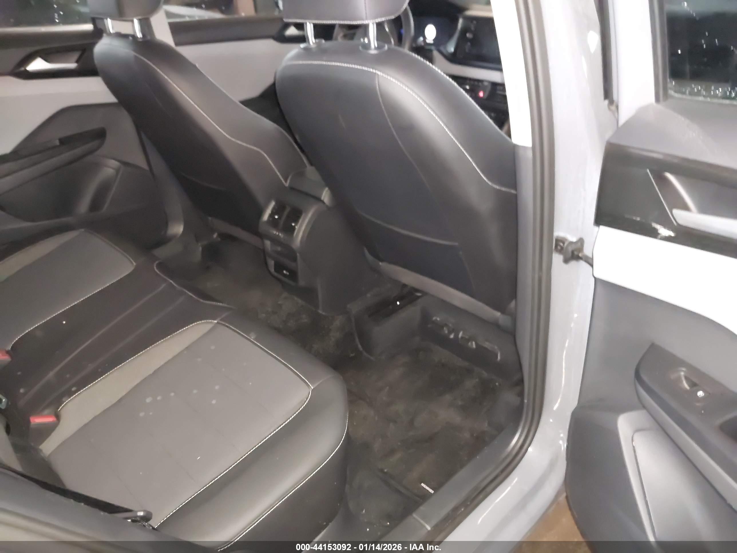 VOLKSWAGEN TAOS image 8