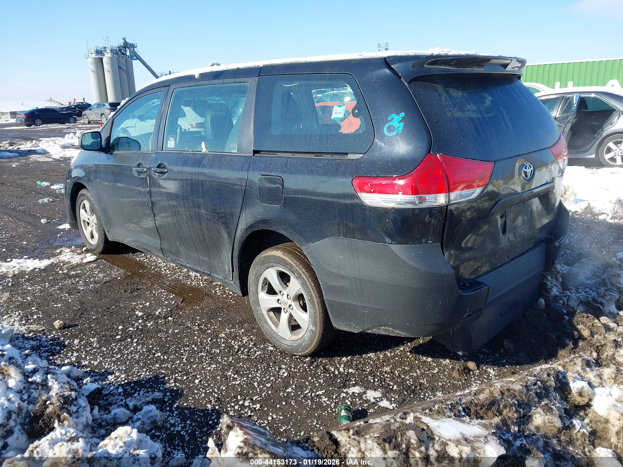 TOYOTA SIENNA image 3