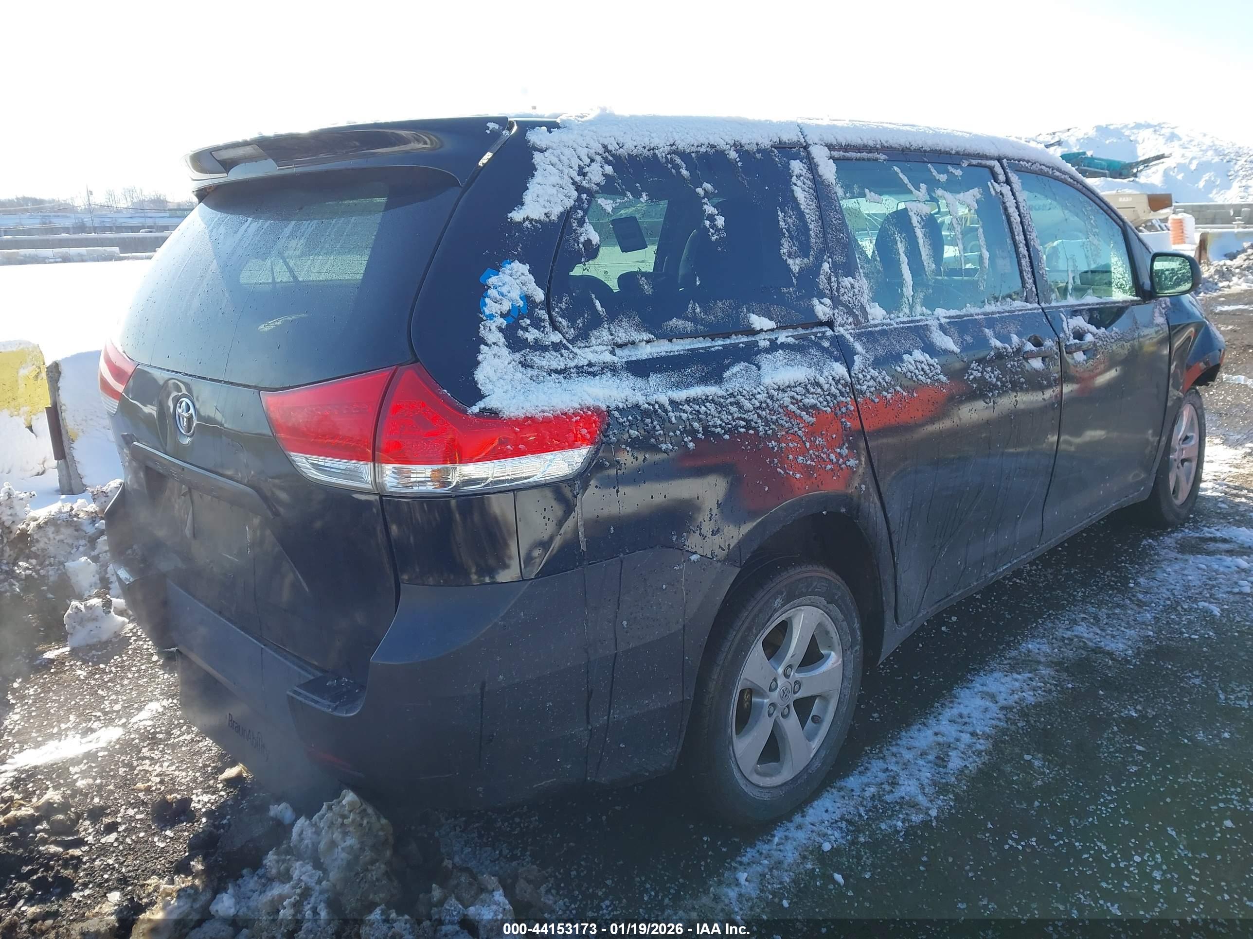 TOYOTA SIENNA image 4