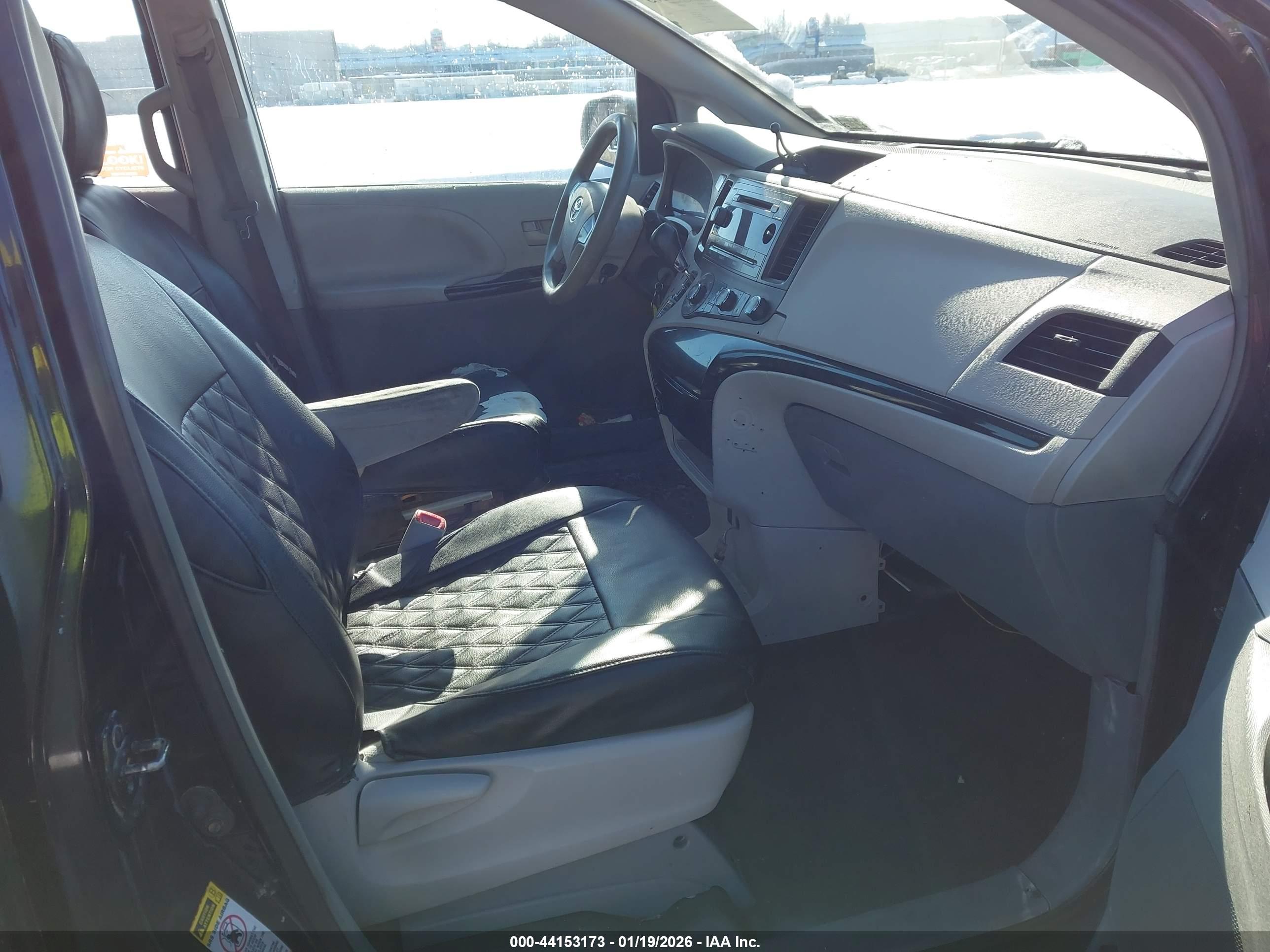 TOYOTA SIENNA image 5
