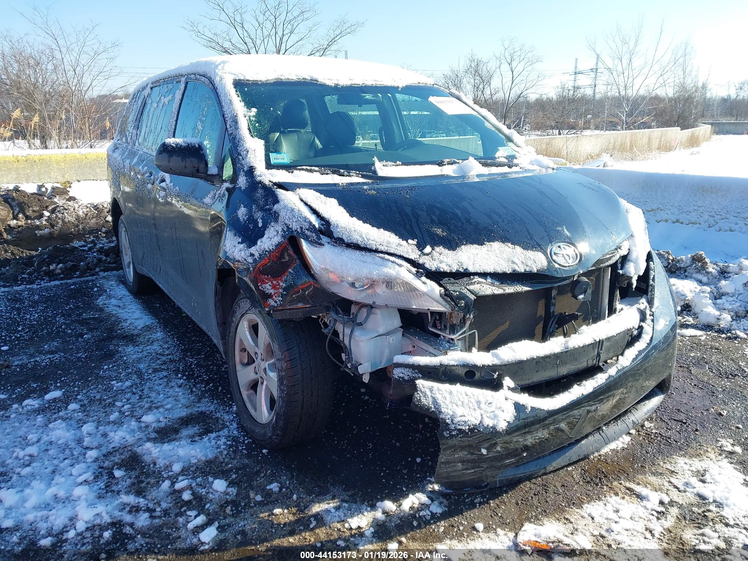 TOYOTA SIENNA image 6