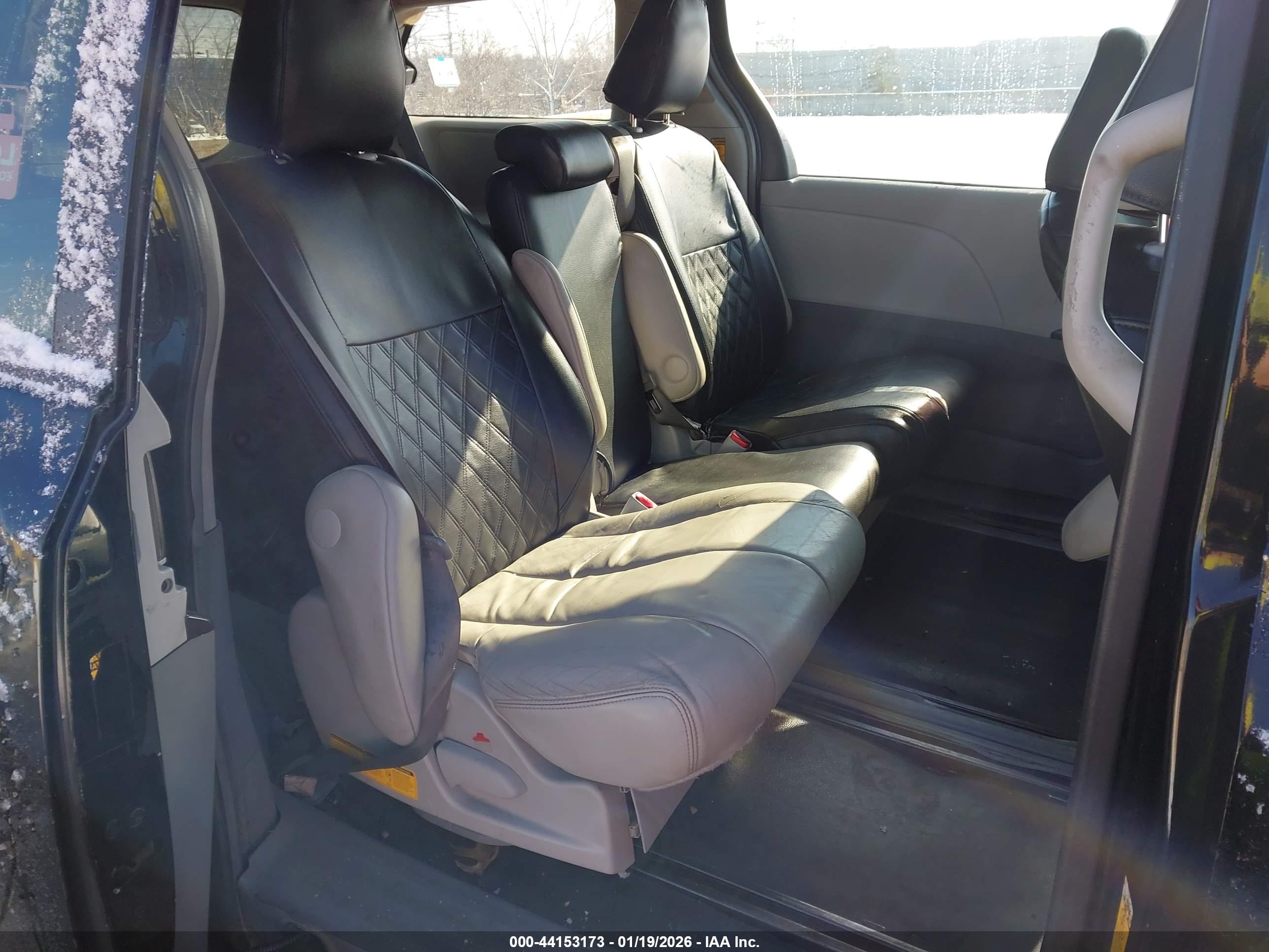TOYOTA SIENNA image 8