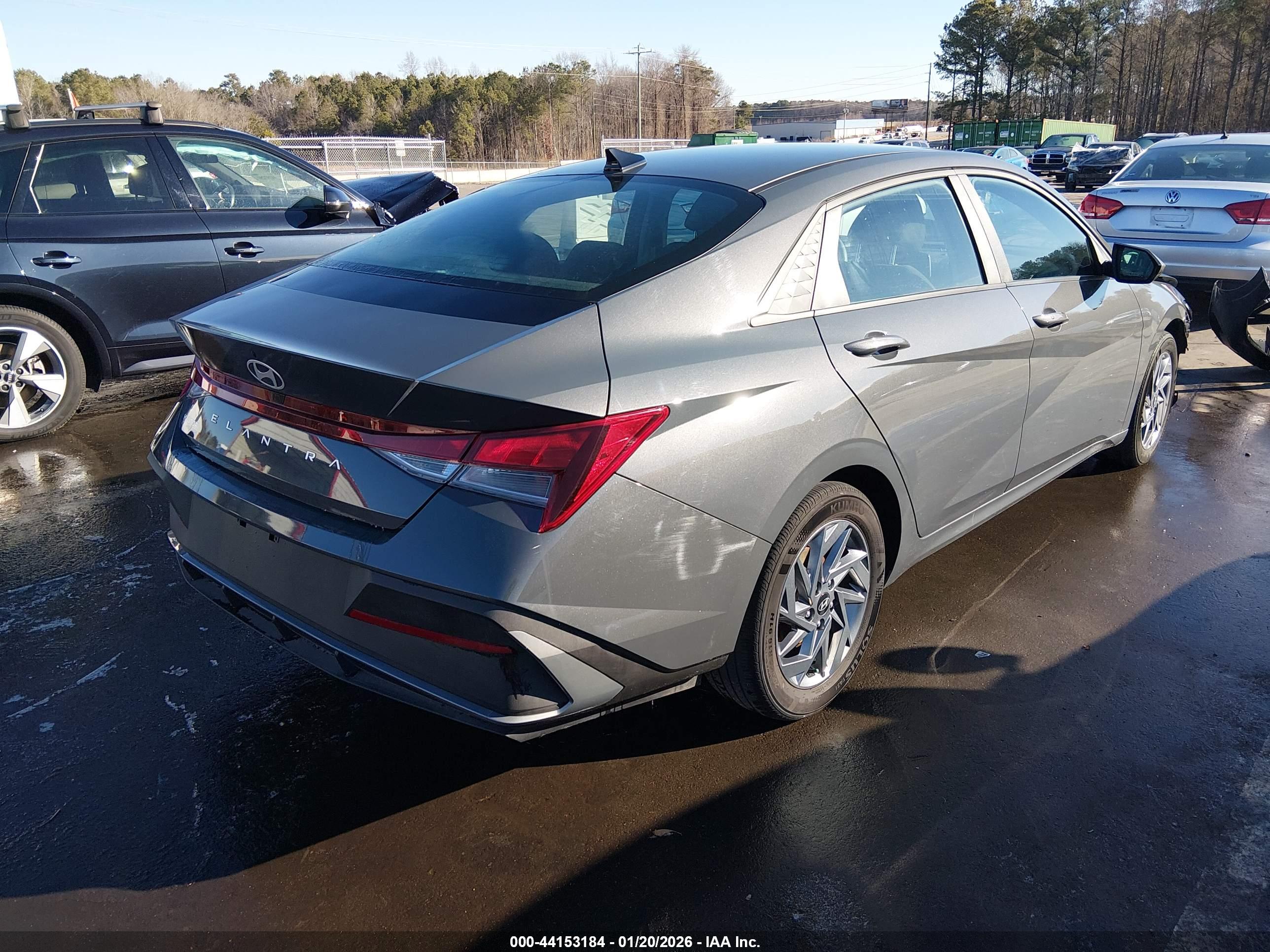 HYUNDAI ELANTRA image 4