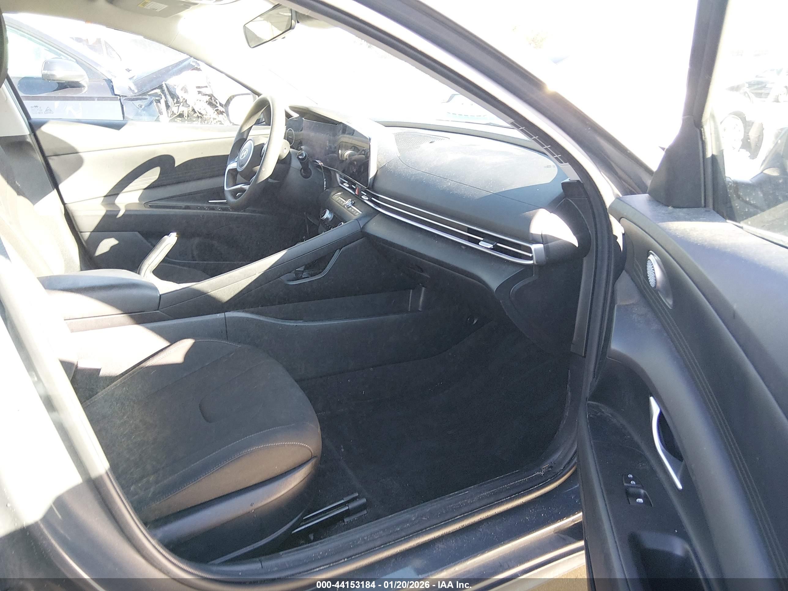 HYUNDAI ELANTRA image 5