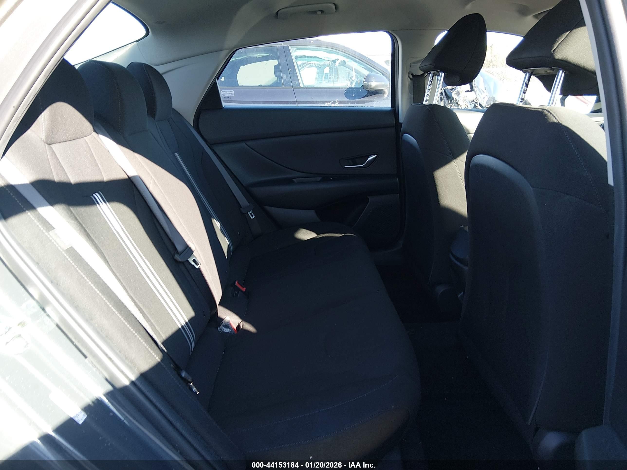 HYUNDAI ELANTRA image 8