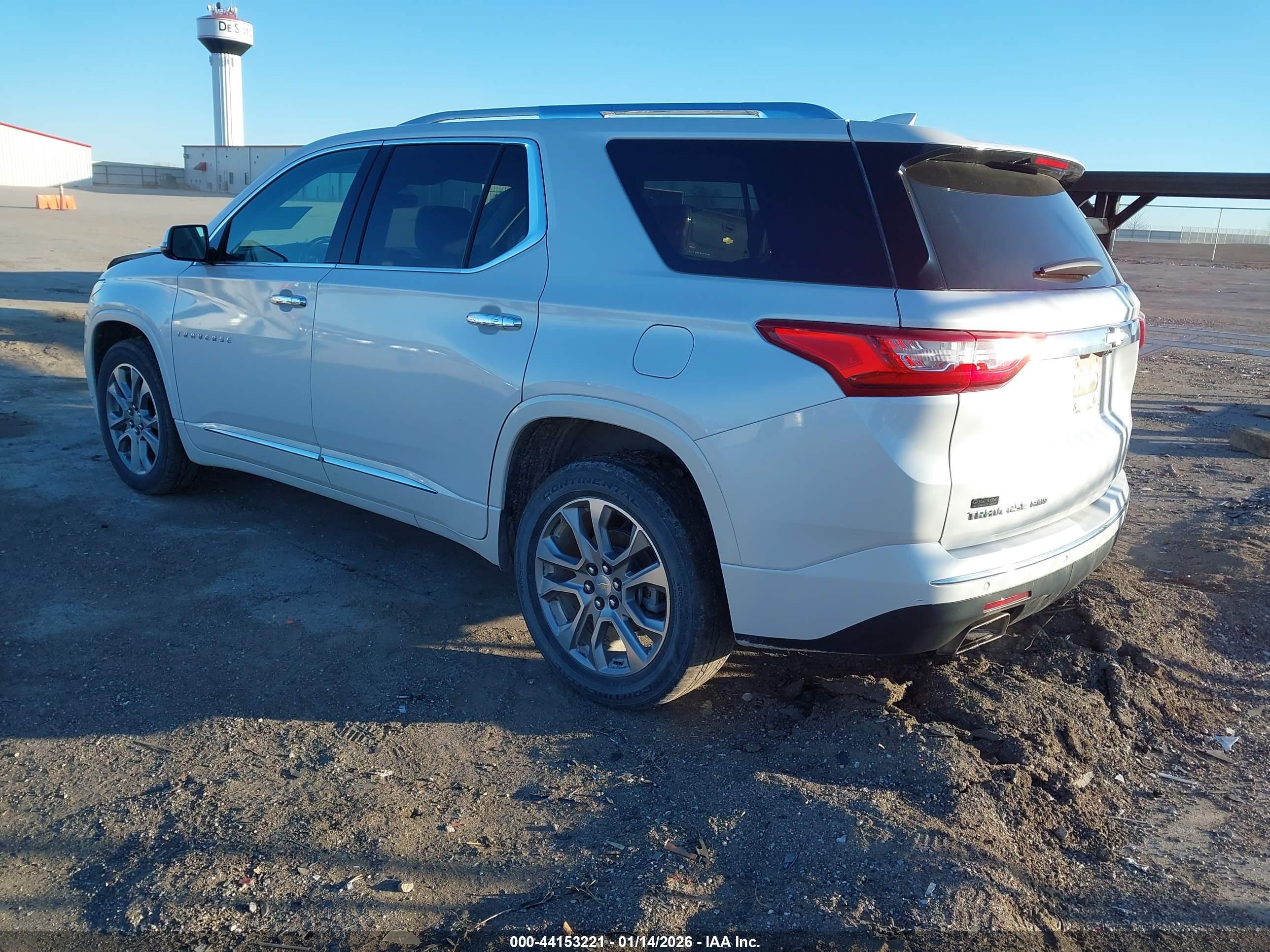 CHEVROLET TRAVERSE image 3