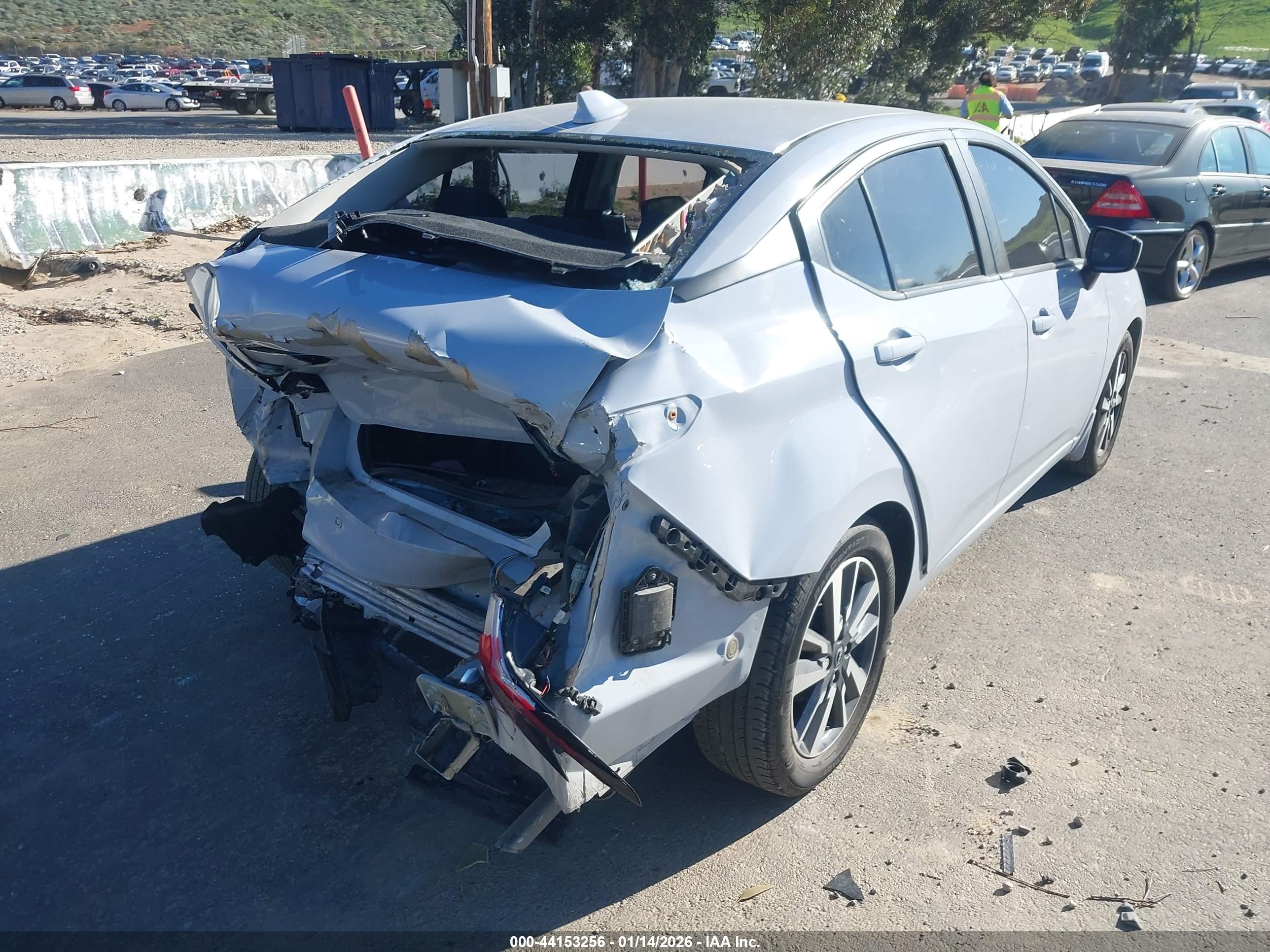 NISSAN VERSA image 4