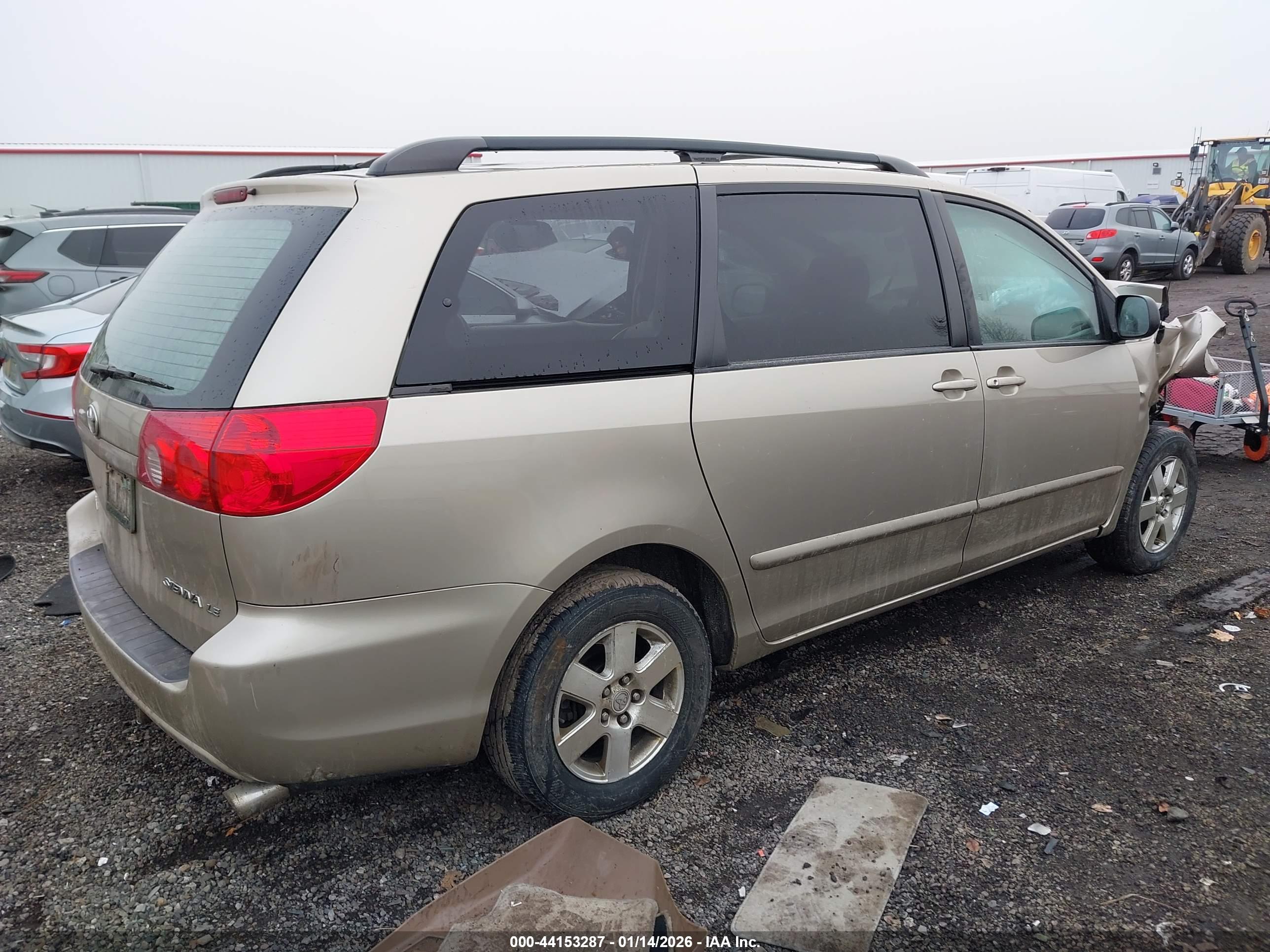 TOYOTA SIENNA image 4