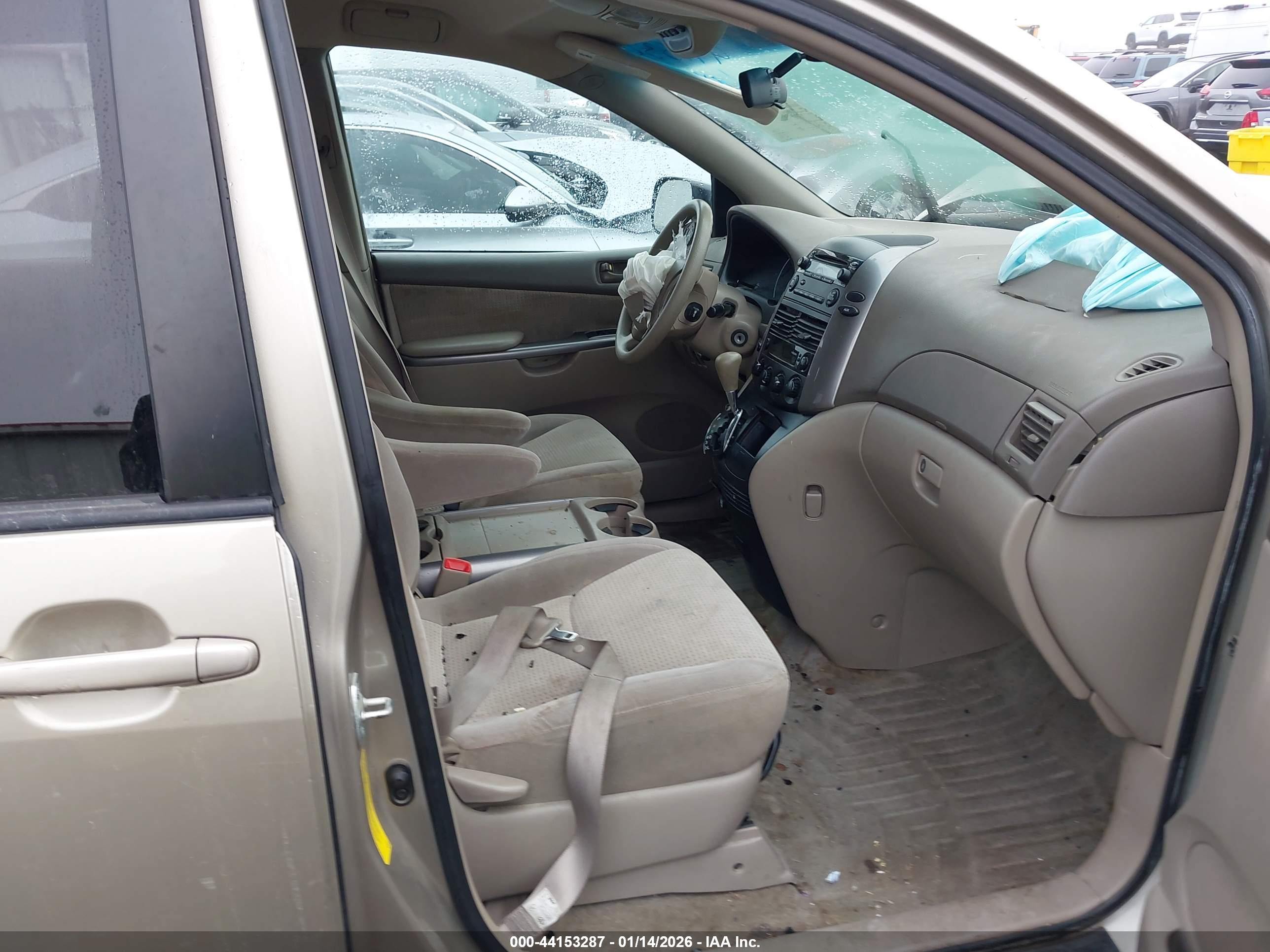 TOYOTA SIENNA image 5