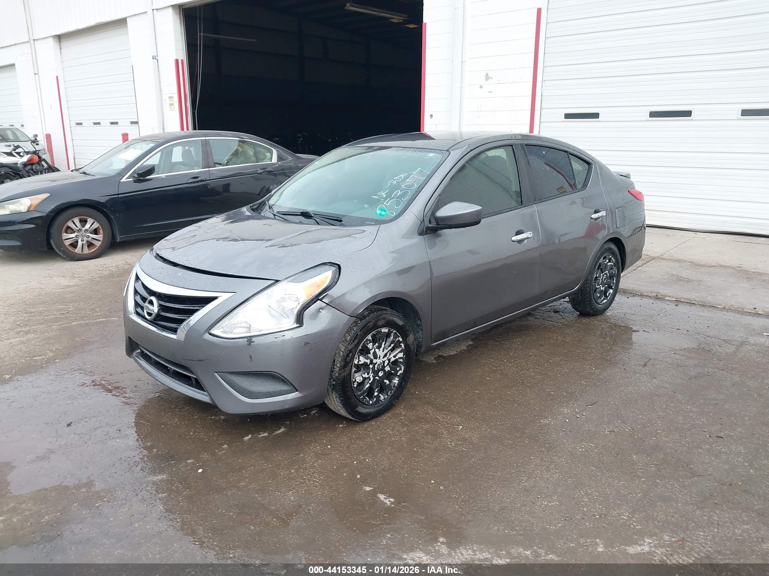 NISSAN VERSA image 2