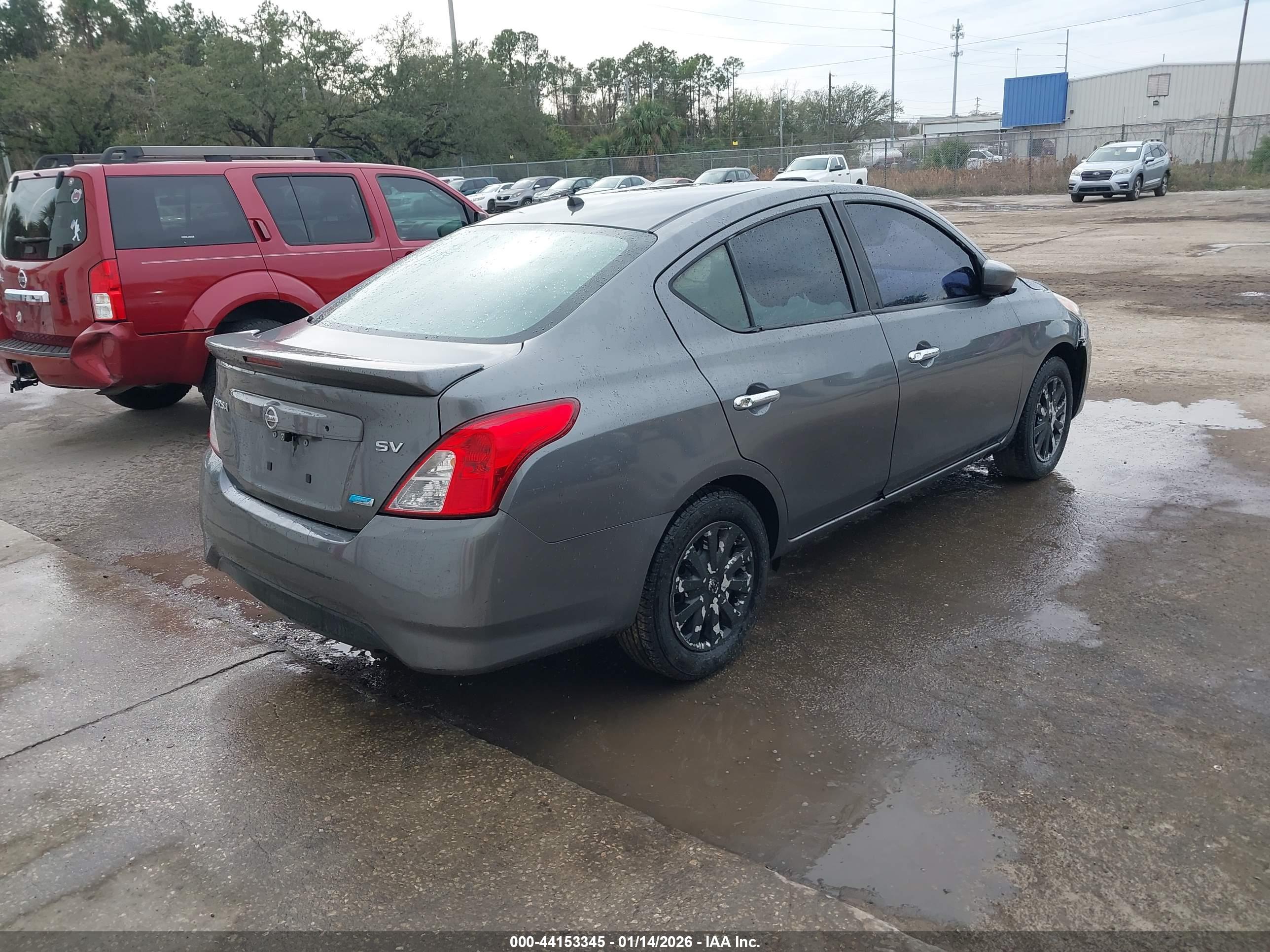 NISSAN VERSA image 4