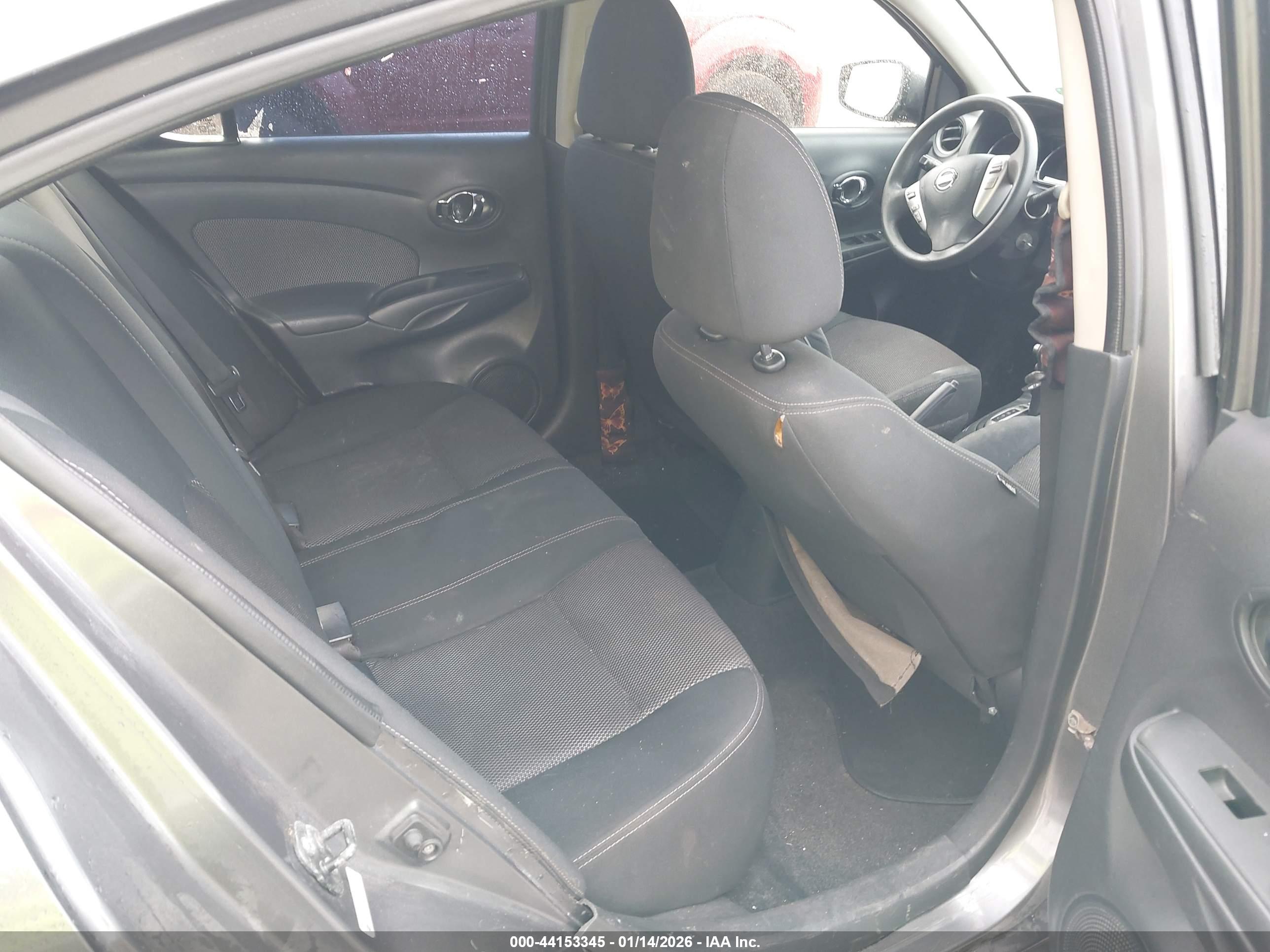 NISSAN VERSA image 8