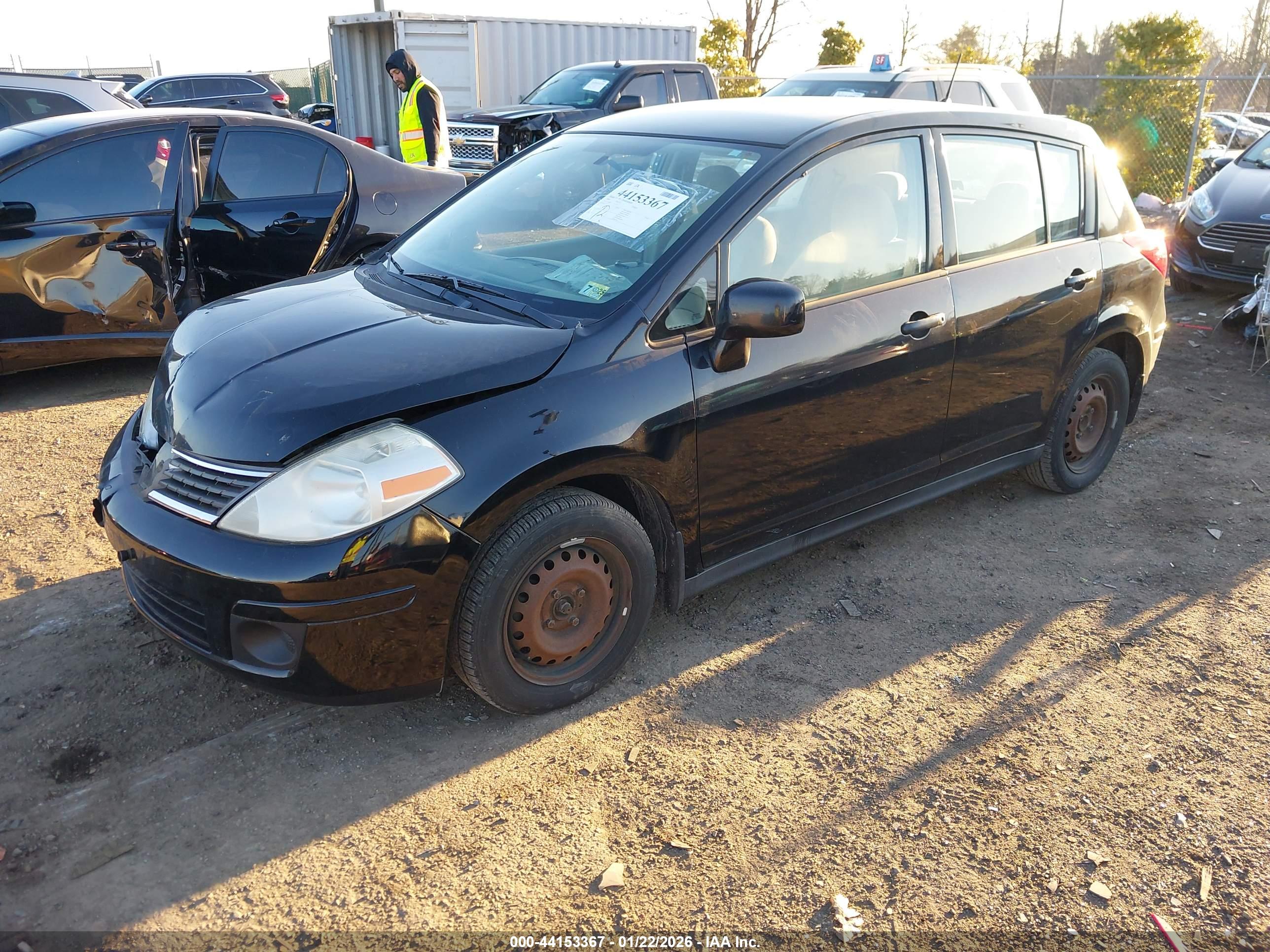 NISSAN VERSA image 2