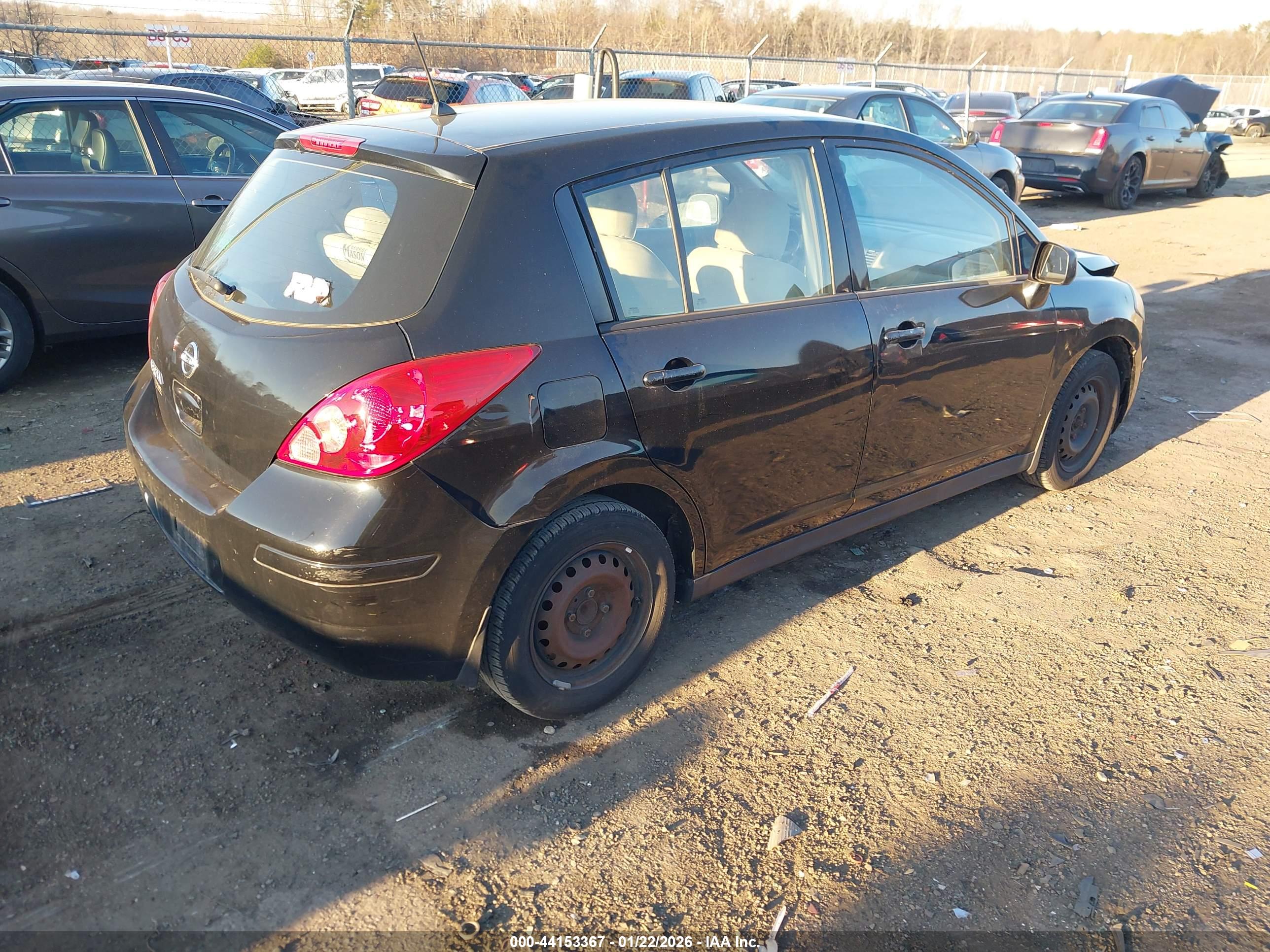 NISSAN VERSA image 4