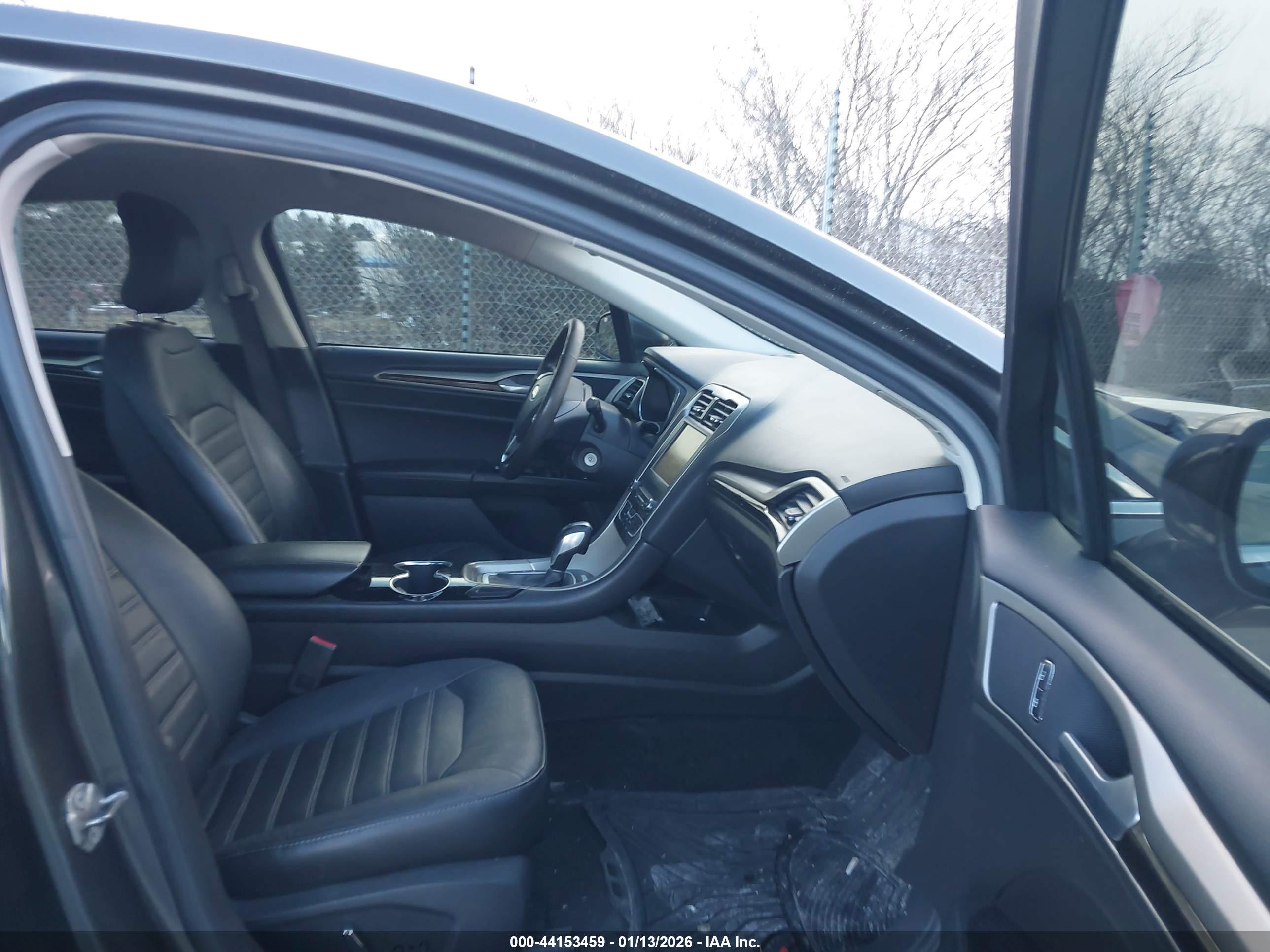 FORD FUSION image 5