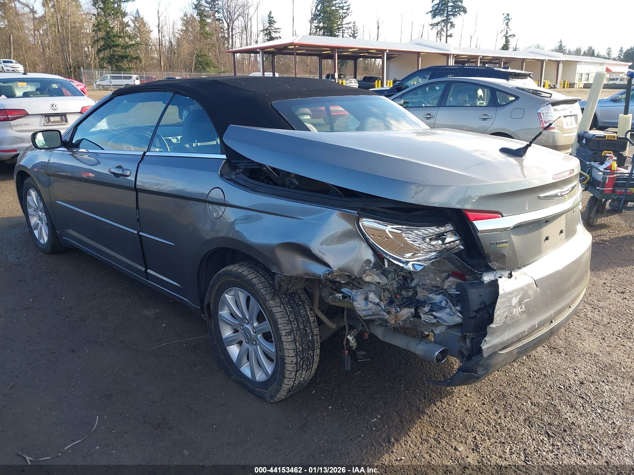 CHRYSLER 200 image 3