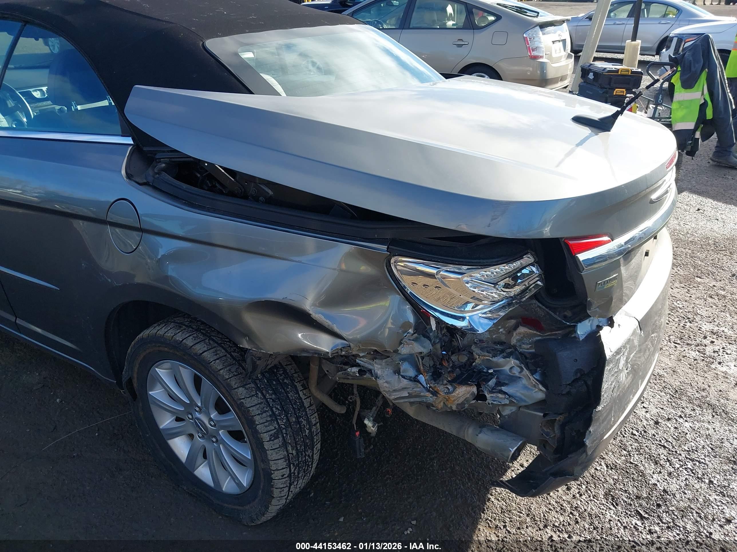 CHRYSLER 200 image 6