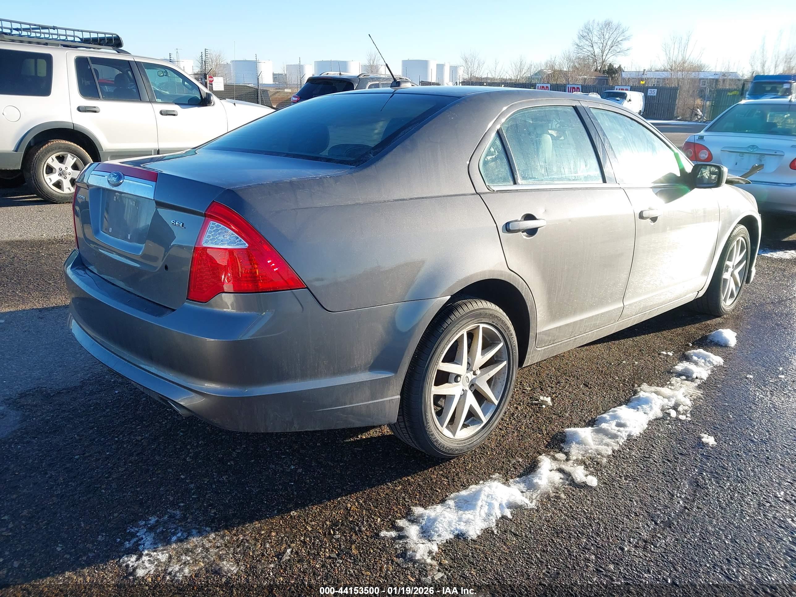 FORD FUSION image 4