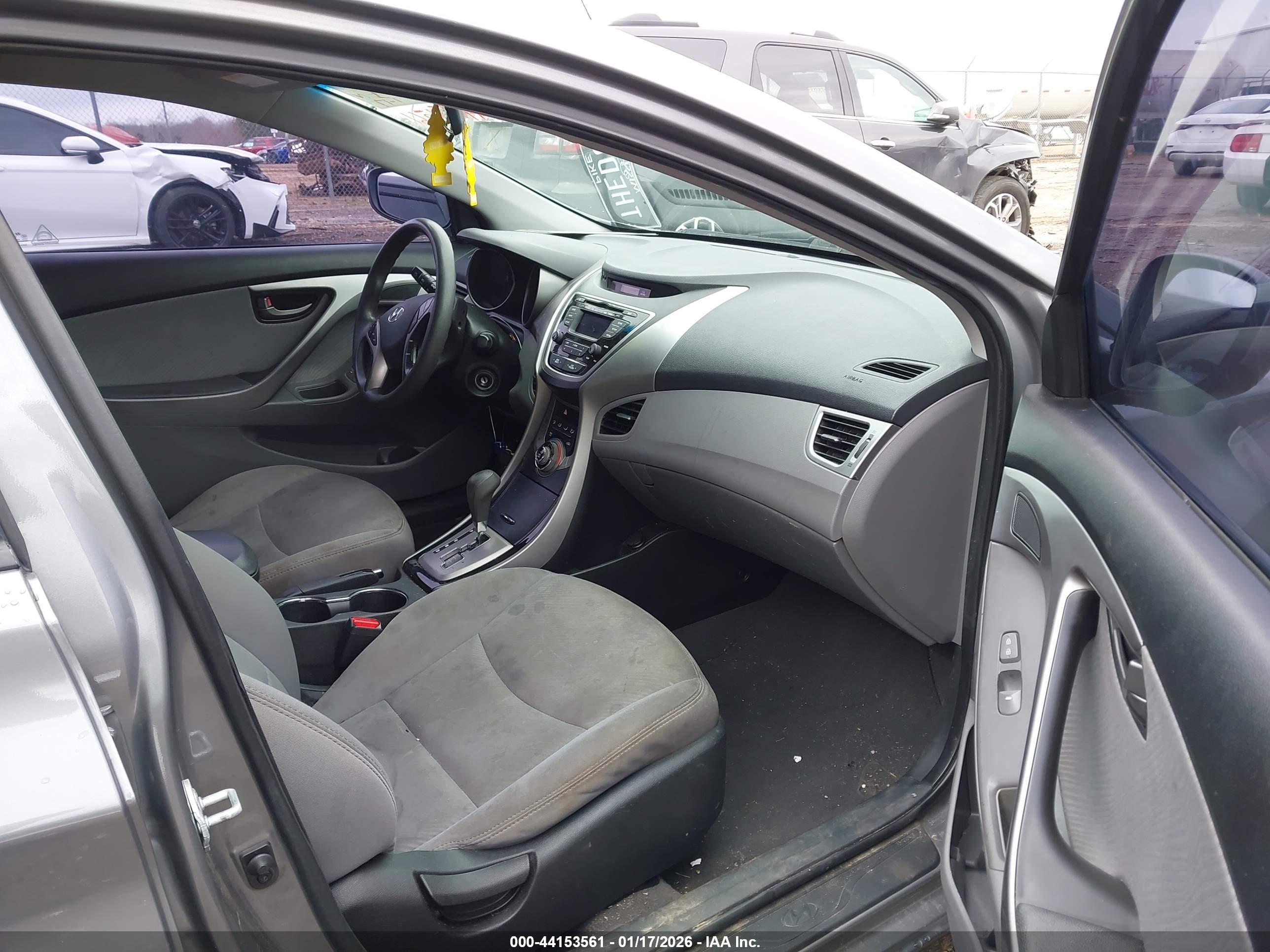HYUNDAI ELANTRA image 5