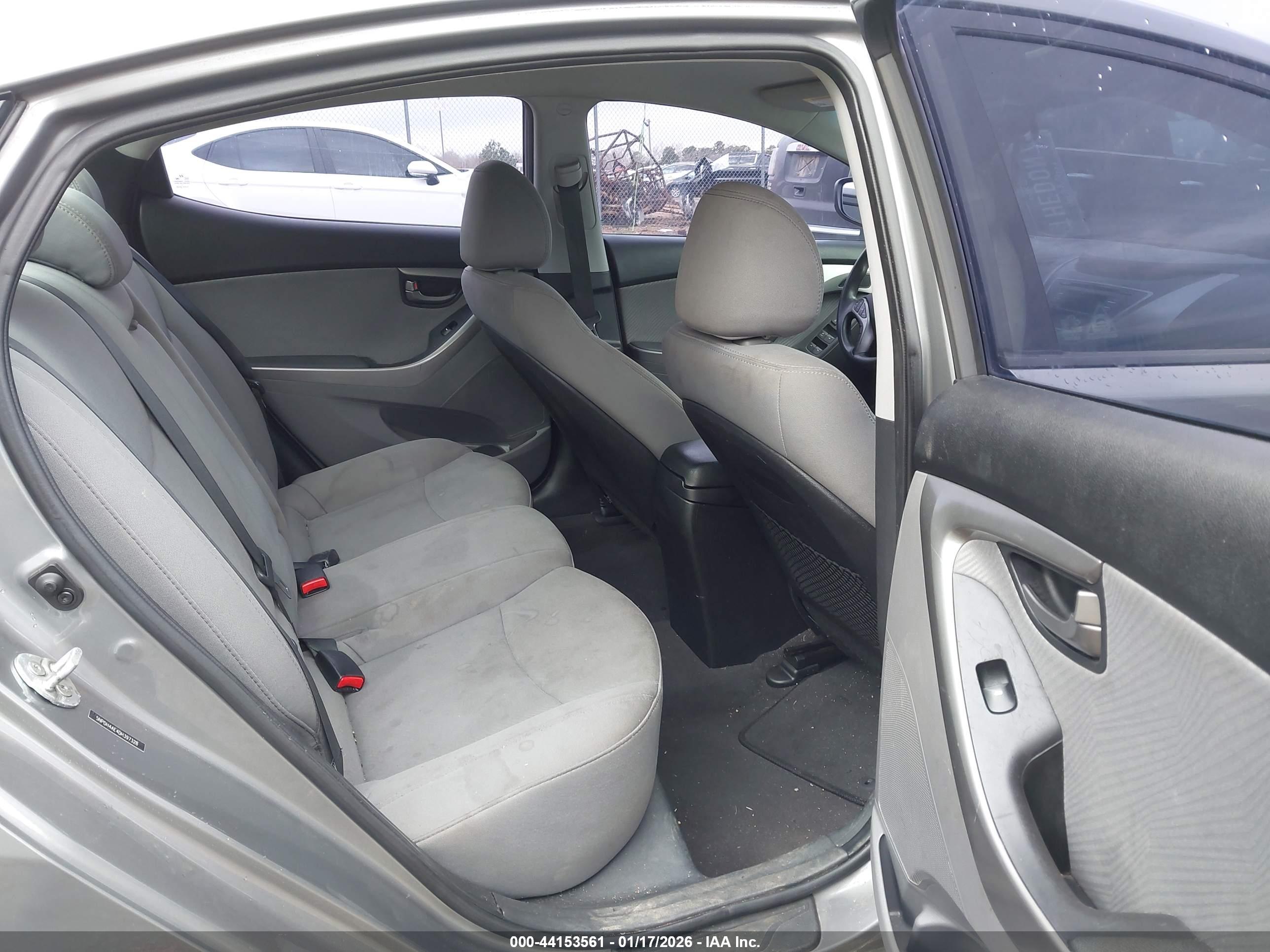 HYUNDAI ELANTRA image 8