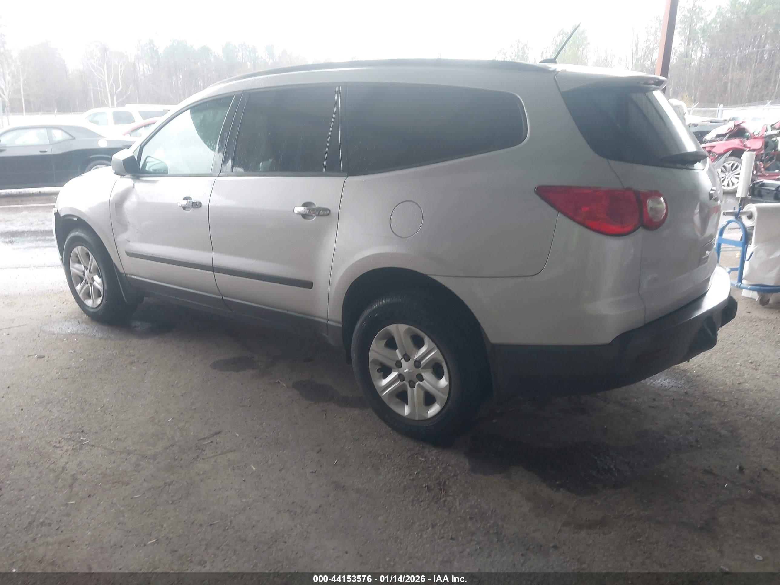 CHEVROLET TRAVERSE image 3