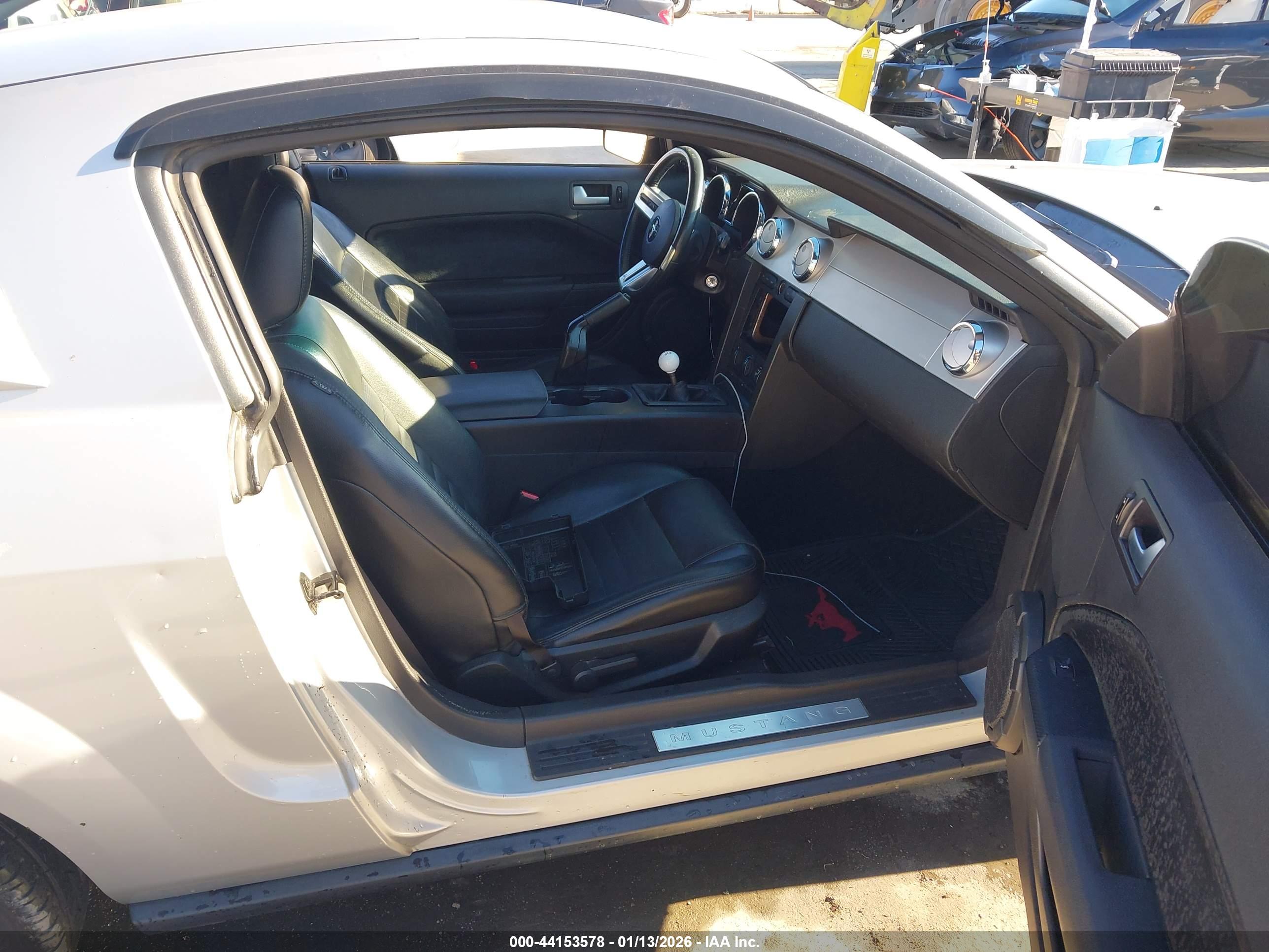 FORD MUSTANG image 5