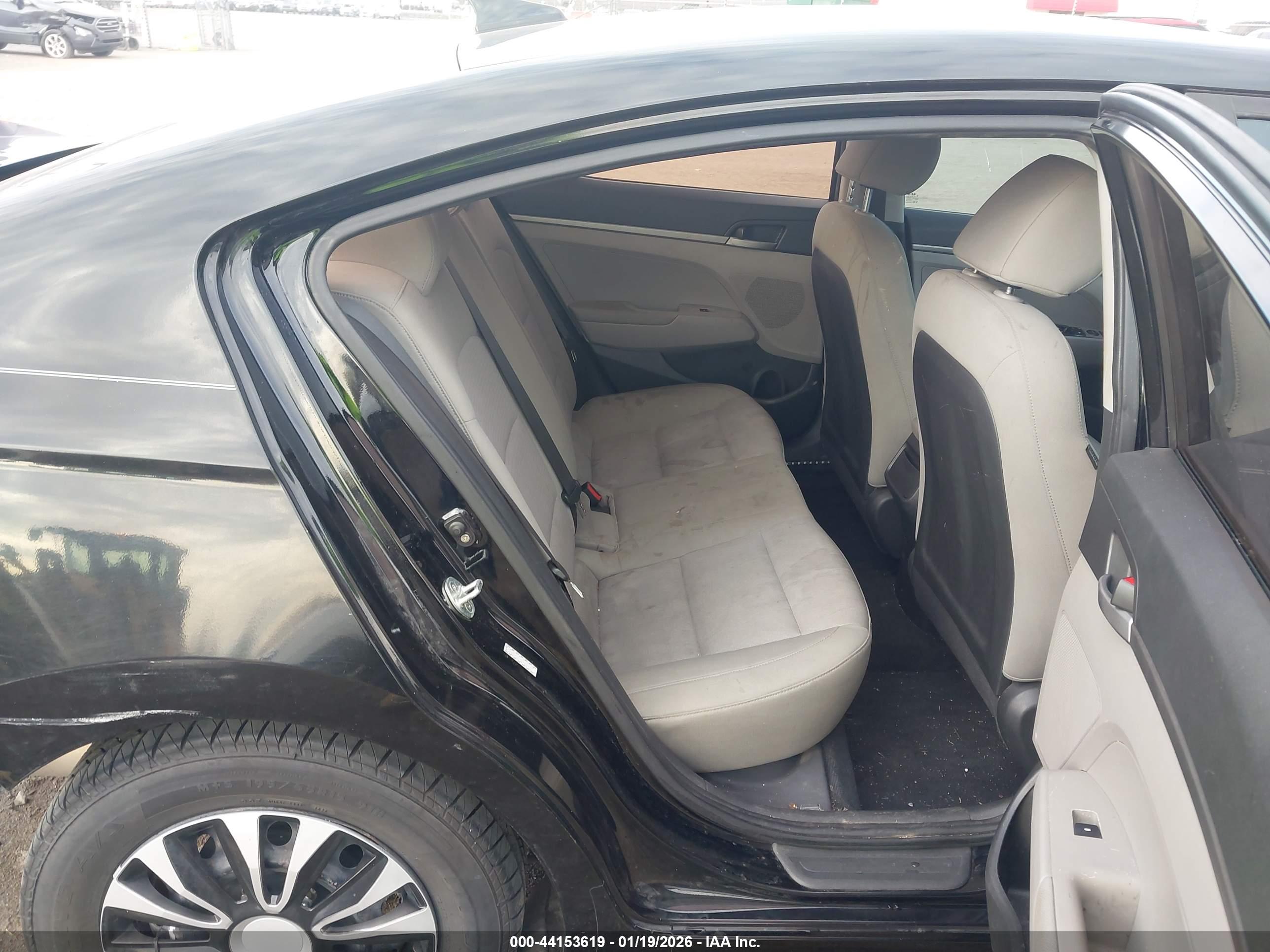 HYUNDAI ELANTRA image 8
