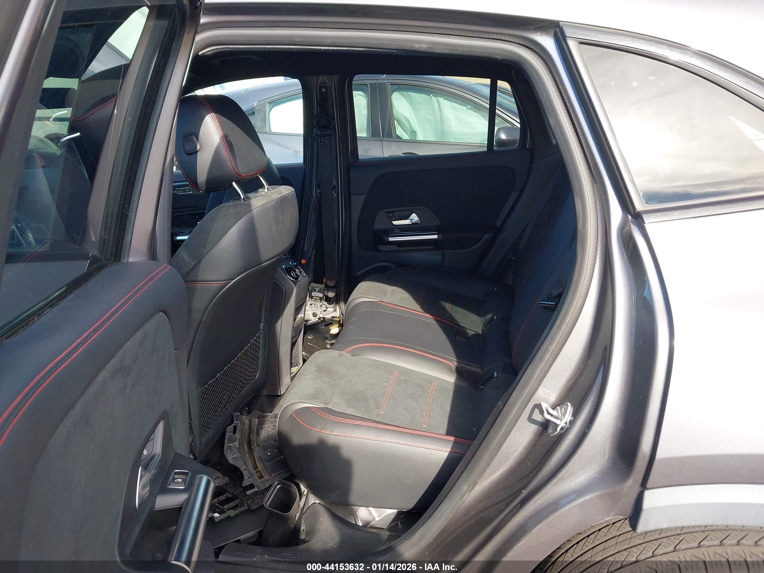 MERCEDES-BENZ GLA image 8