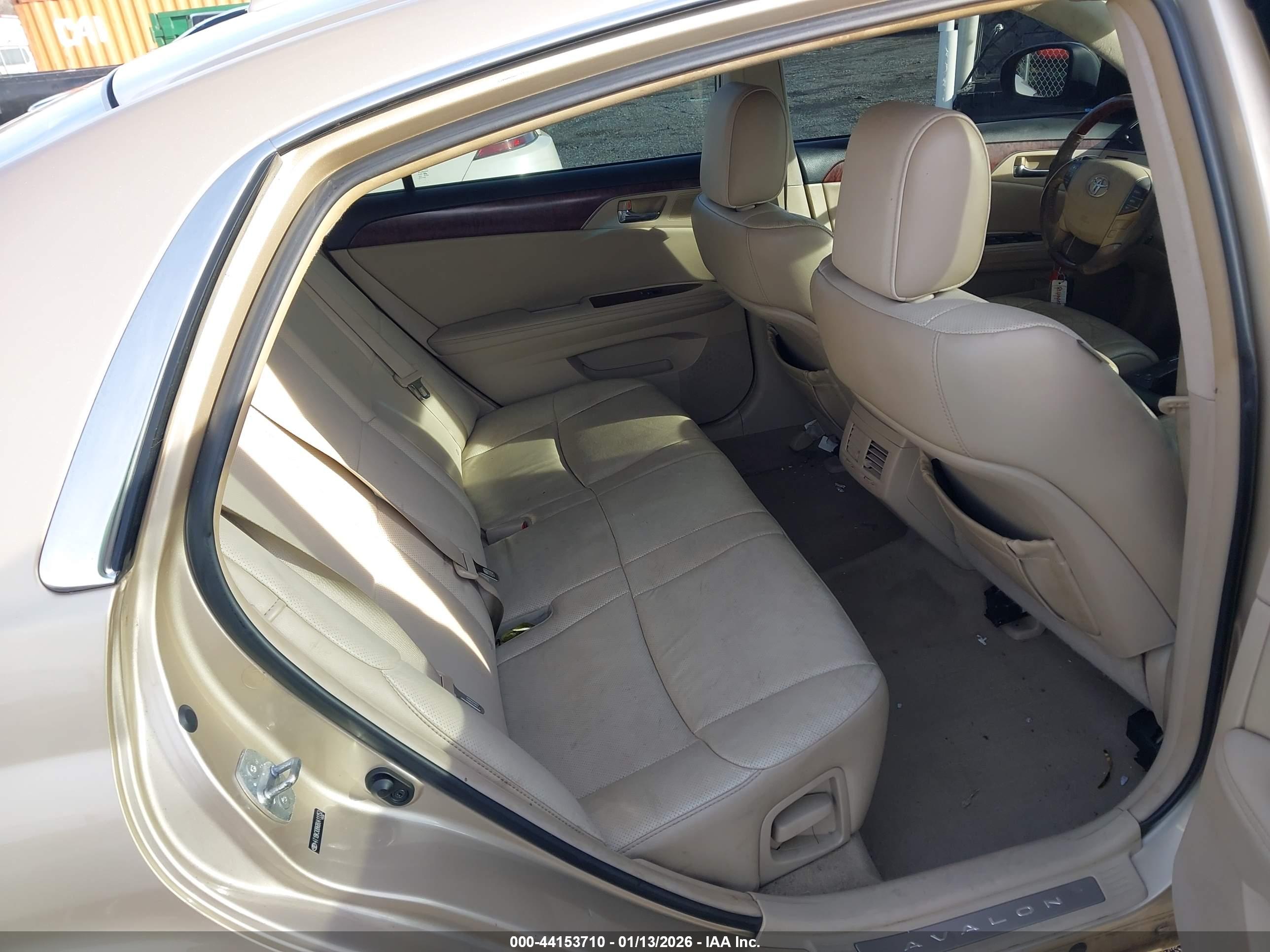TOYOTA AVALON image 8