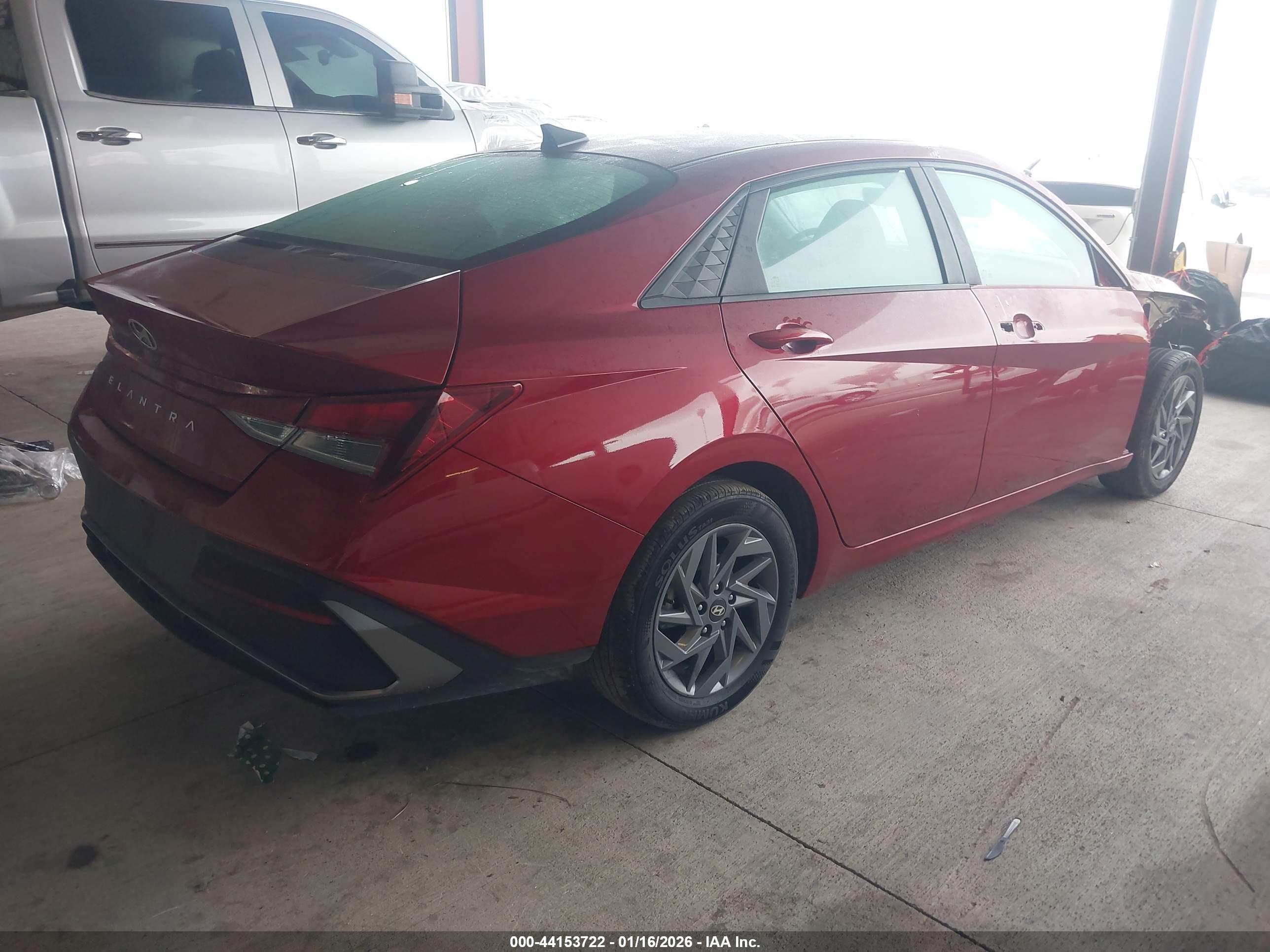 HYUNDAI ELANTRA image 4