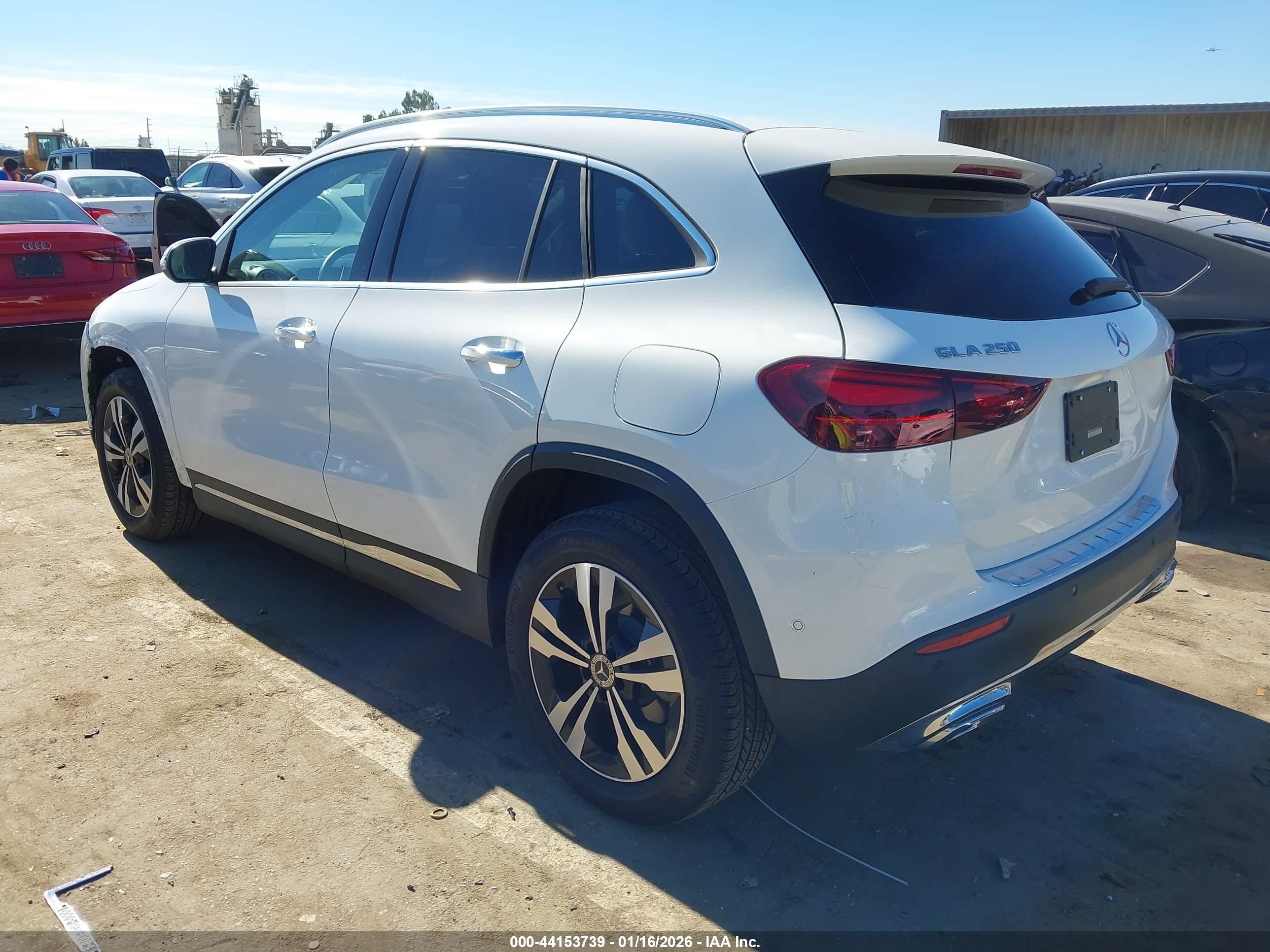 MERCEDES-BENZ GLA image 3